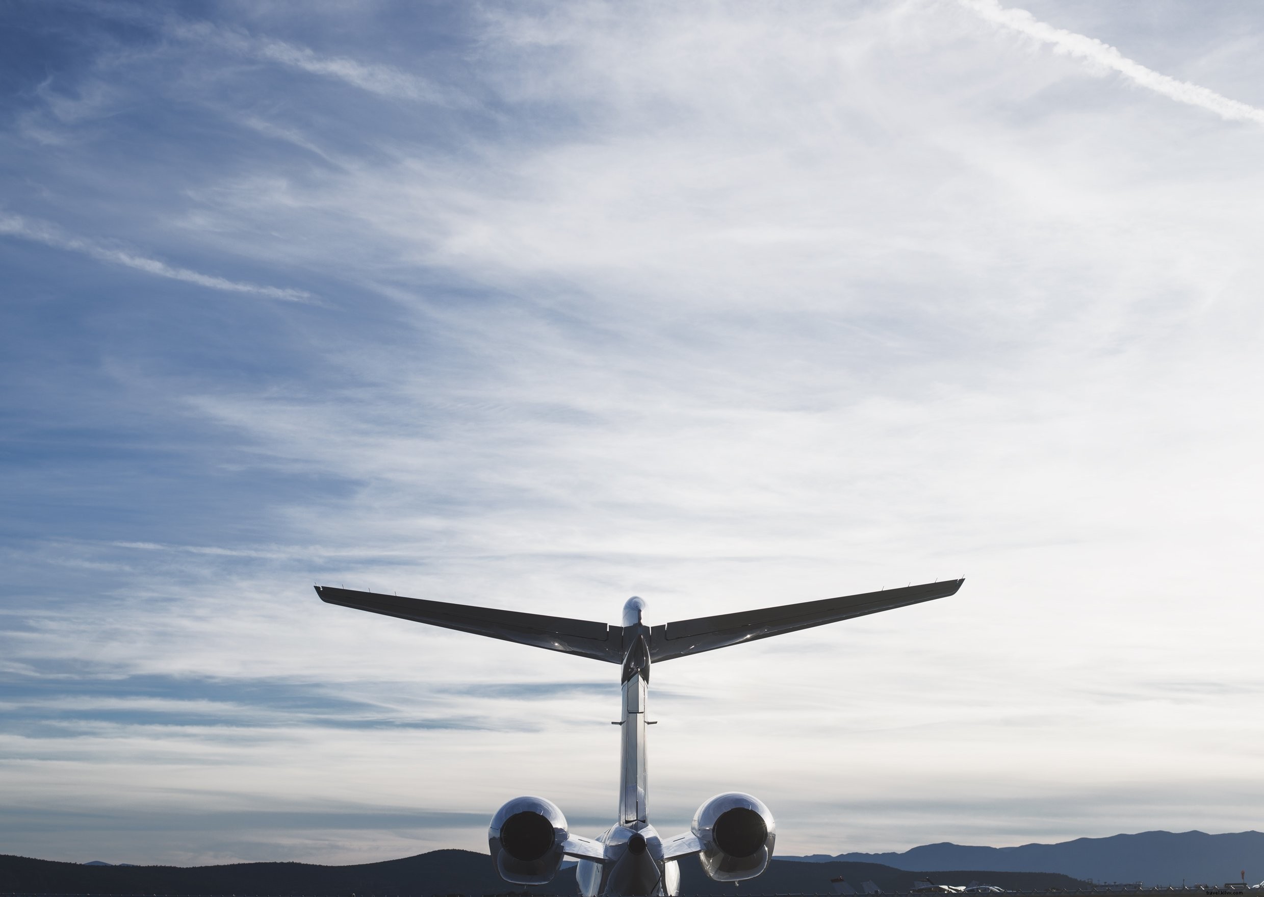 ジェット機の尾と空の写真