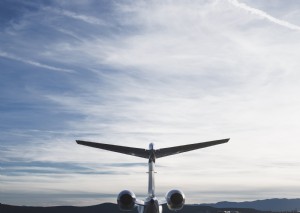 Foto da cauda do avião a jato e do céu