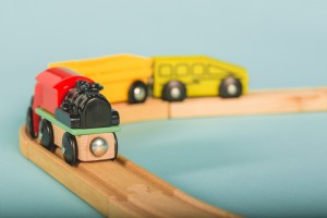 木のおもちゃの列車の写真