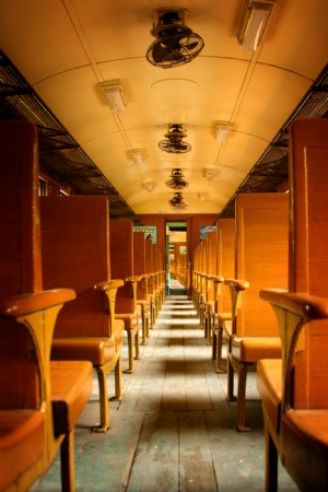 木製のヴィンテージ電車の写真