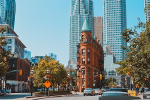 Foto do edifício do Toronto Flatiron no verão