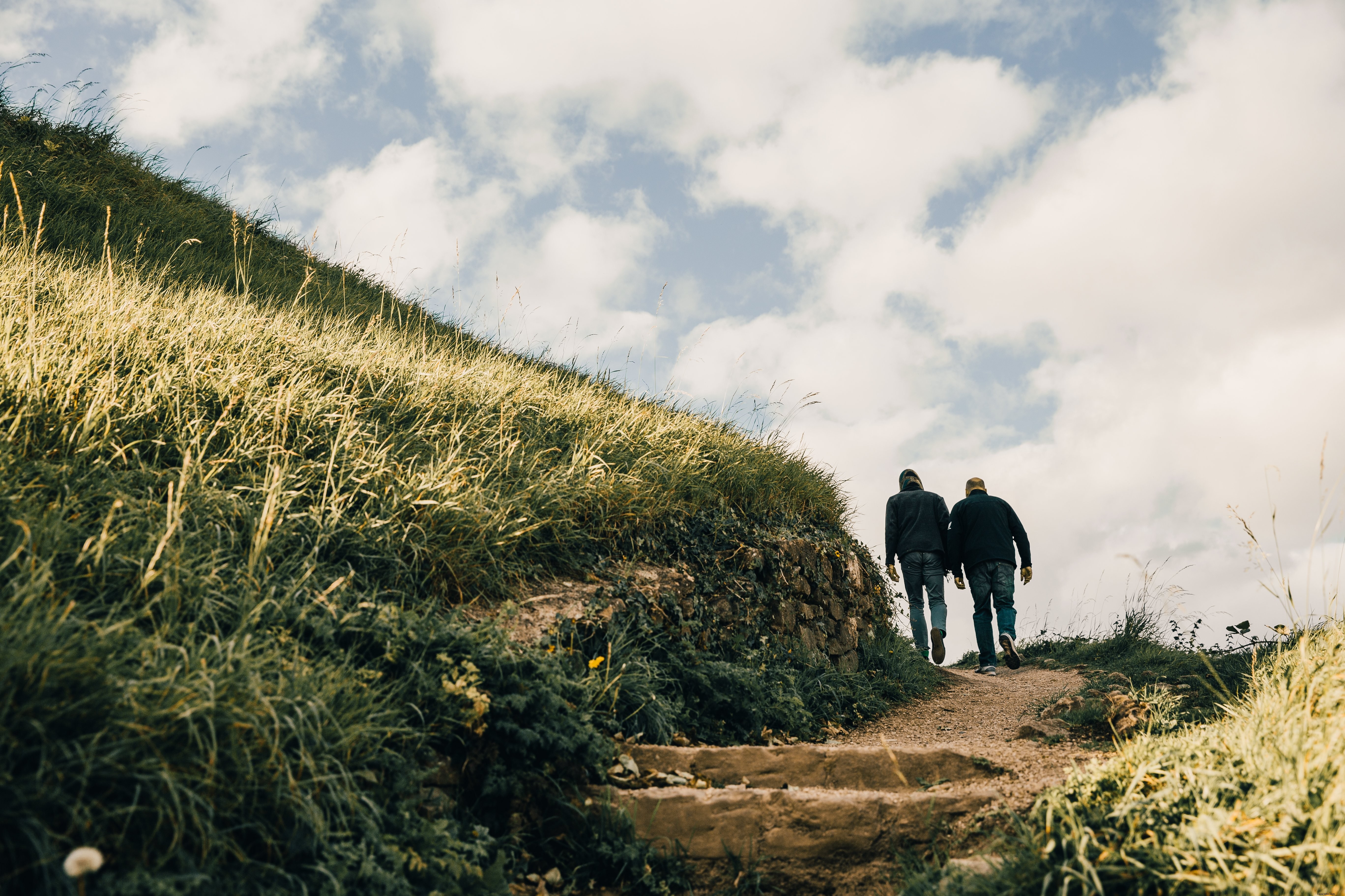 Foto de homens caminhando nas colinas gramíneas