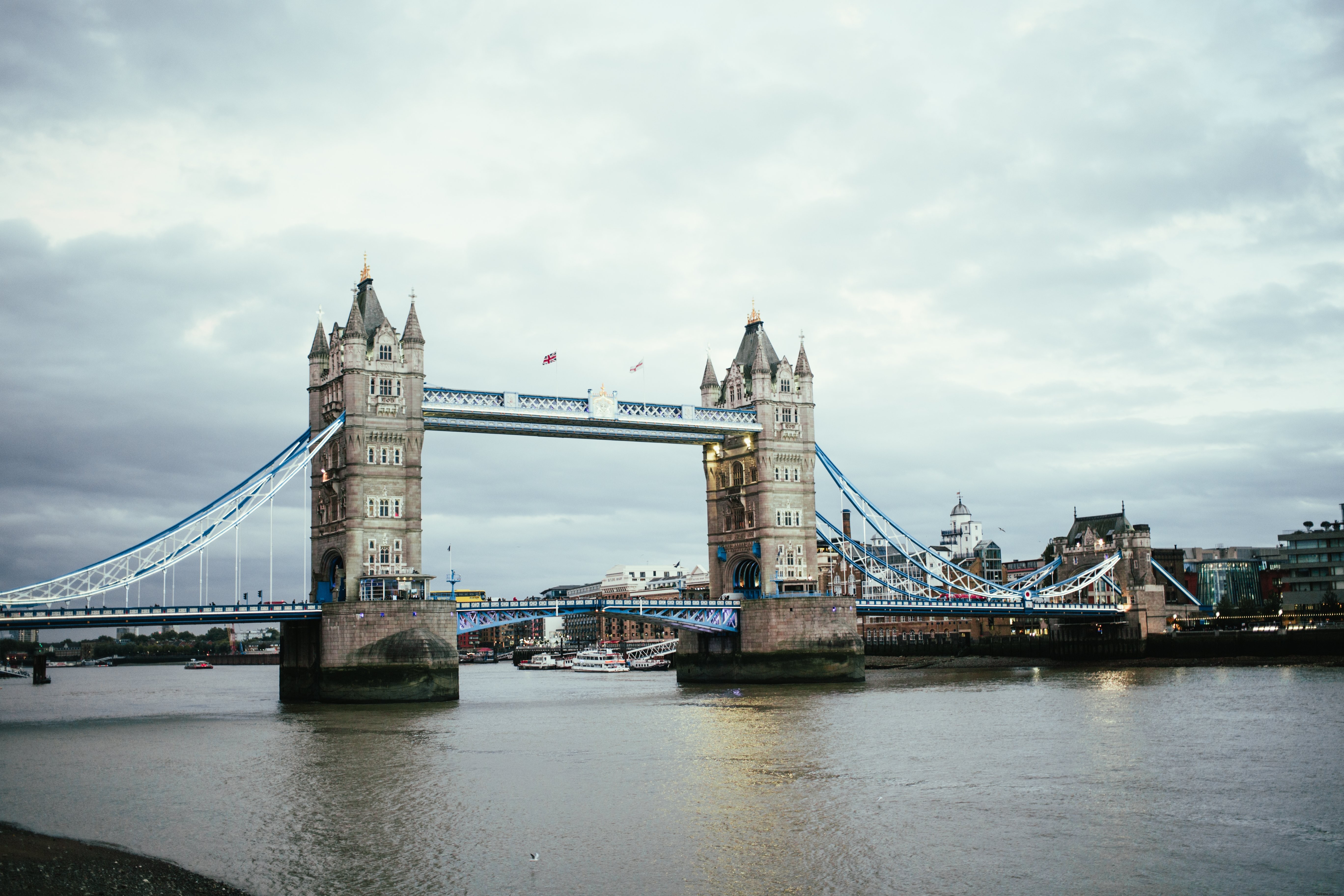 テムズ川に架かるロンドン橋写真