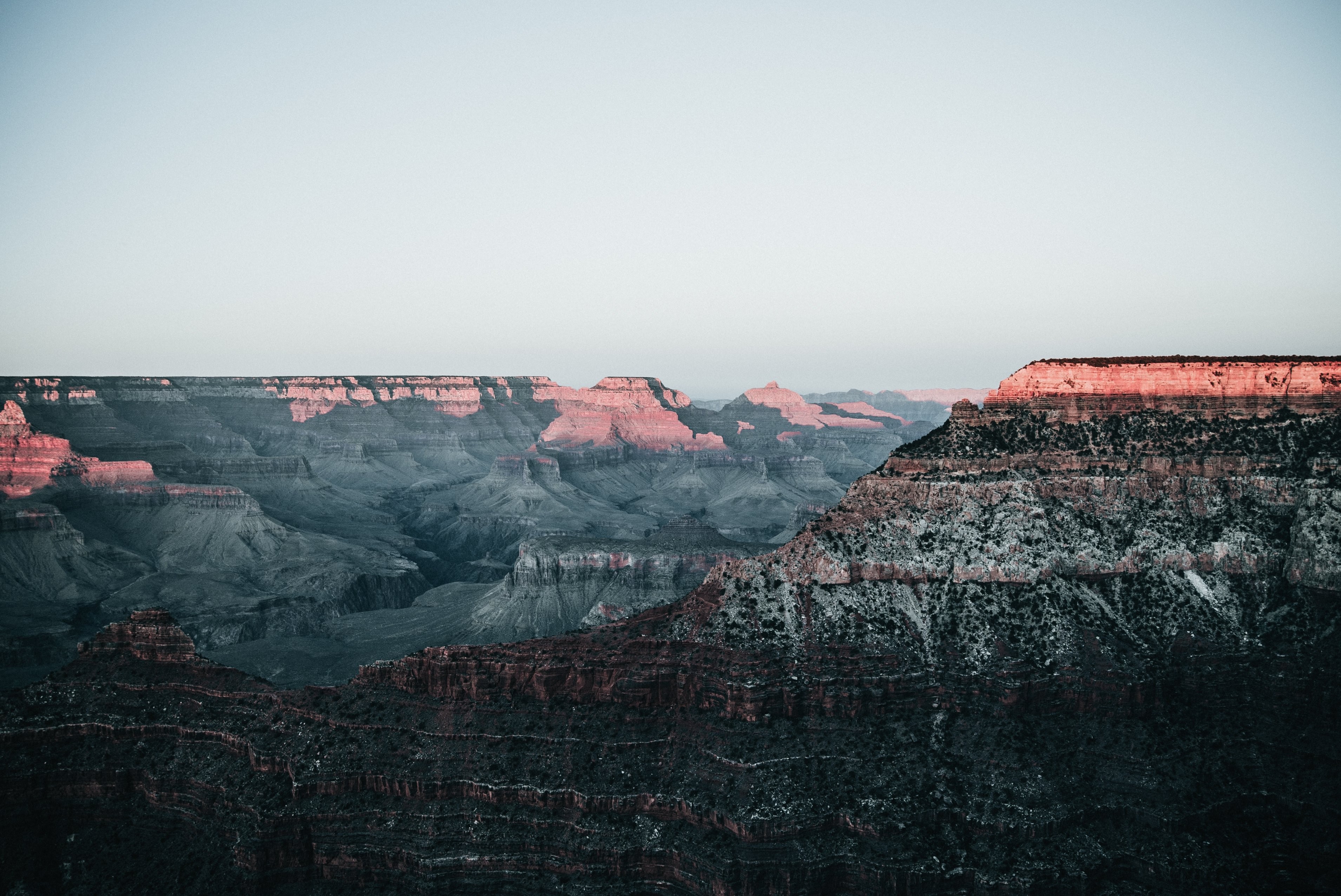 Foto de amanecer sobre los picos del cañón