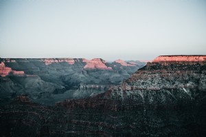 Foto de amanecer sobre los picos del cañón