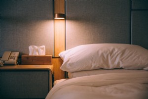 Tempat Tidur Hotel Dengan Detail Bambu Foto