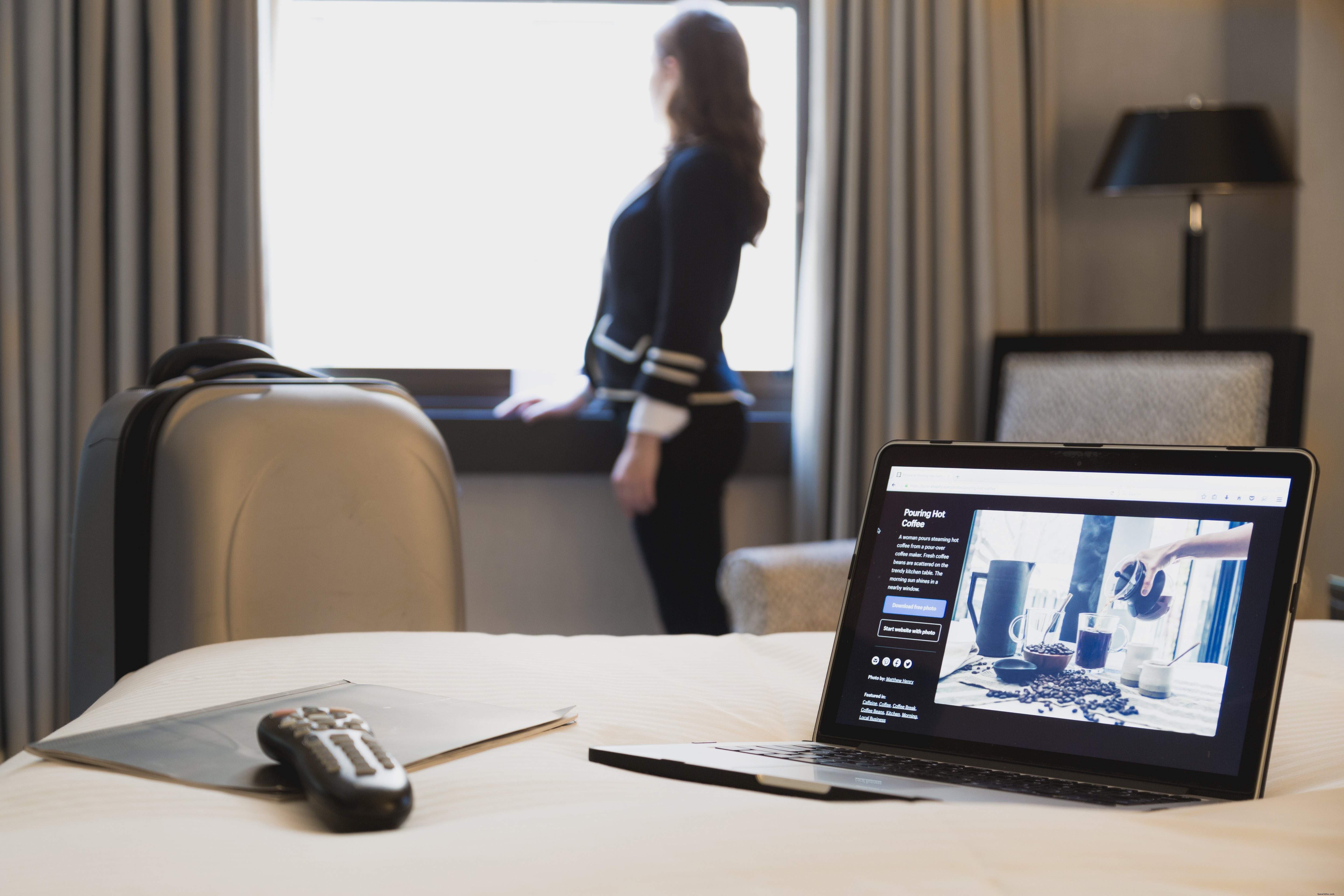 Femme d affaires dans la chambre d hôtel Photo