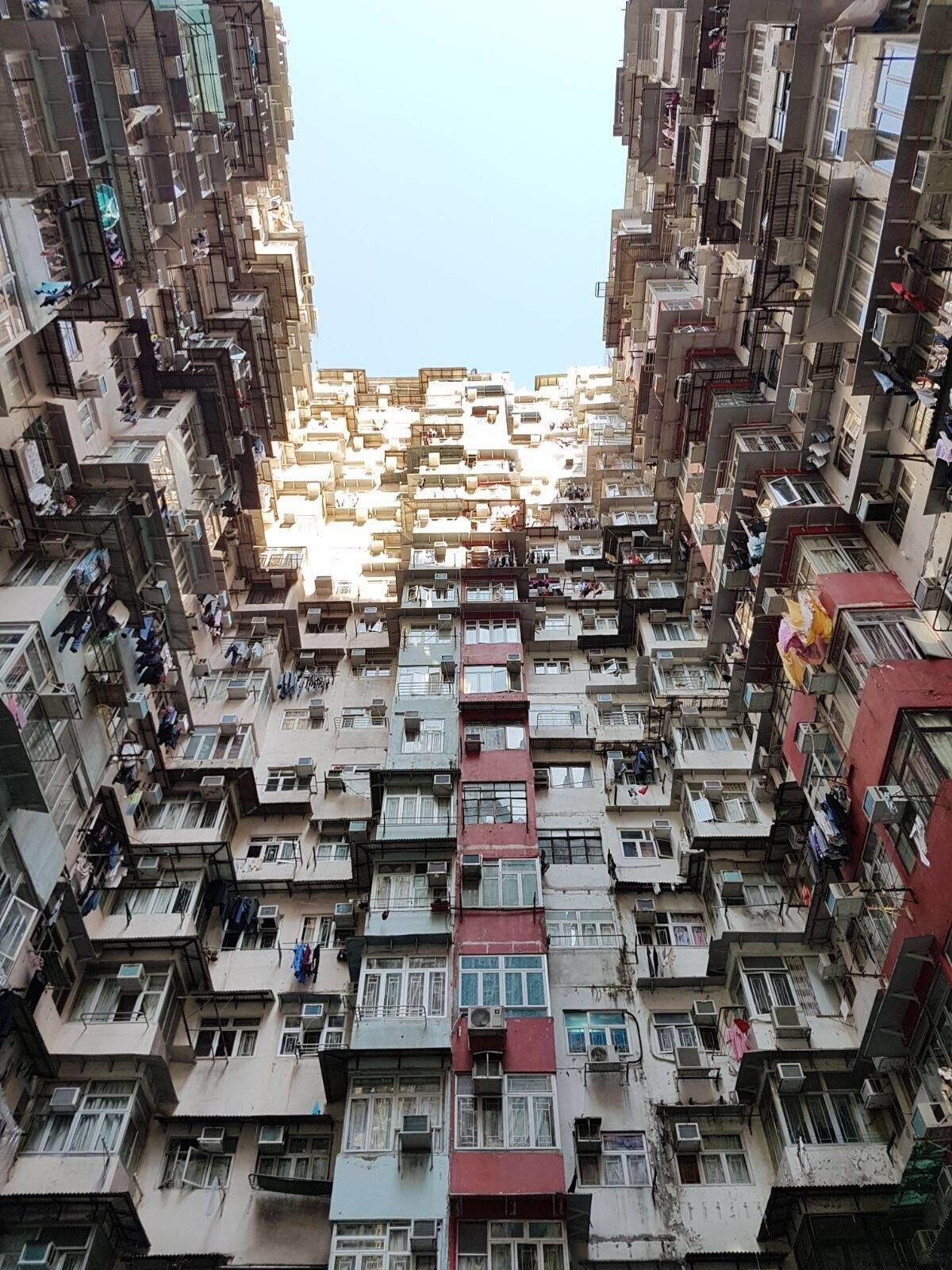 Grande complexo de apartamentos e foto do céu azul