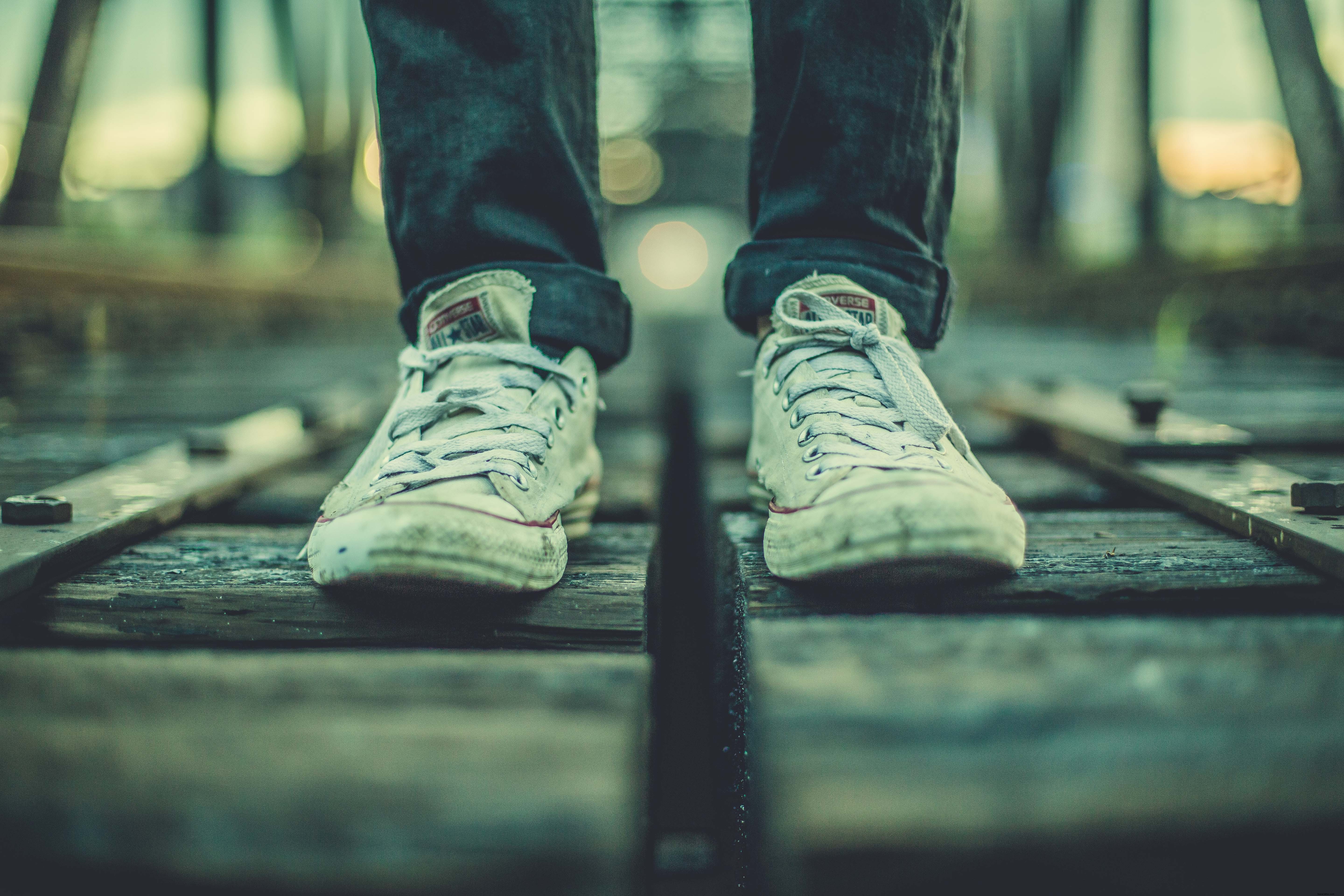 Scarpe da ginnastica indossate sulle piste foto