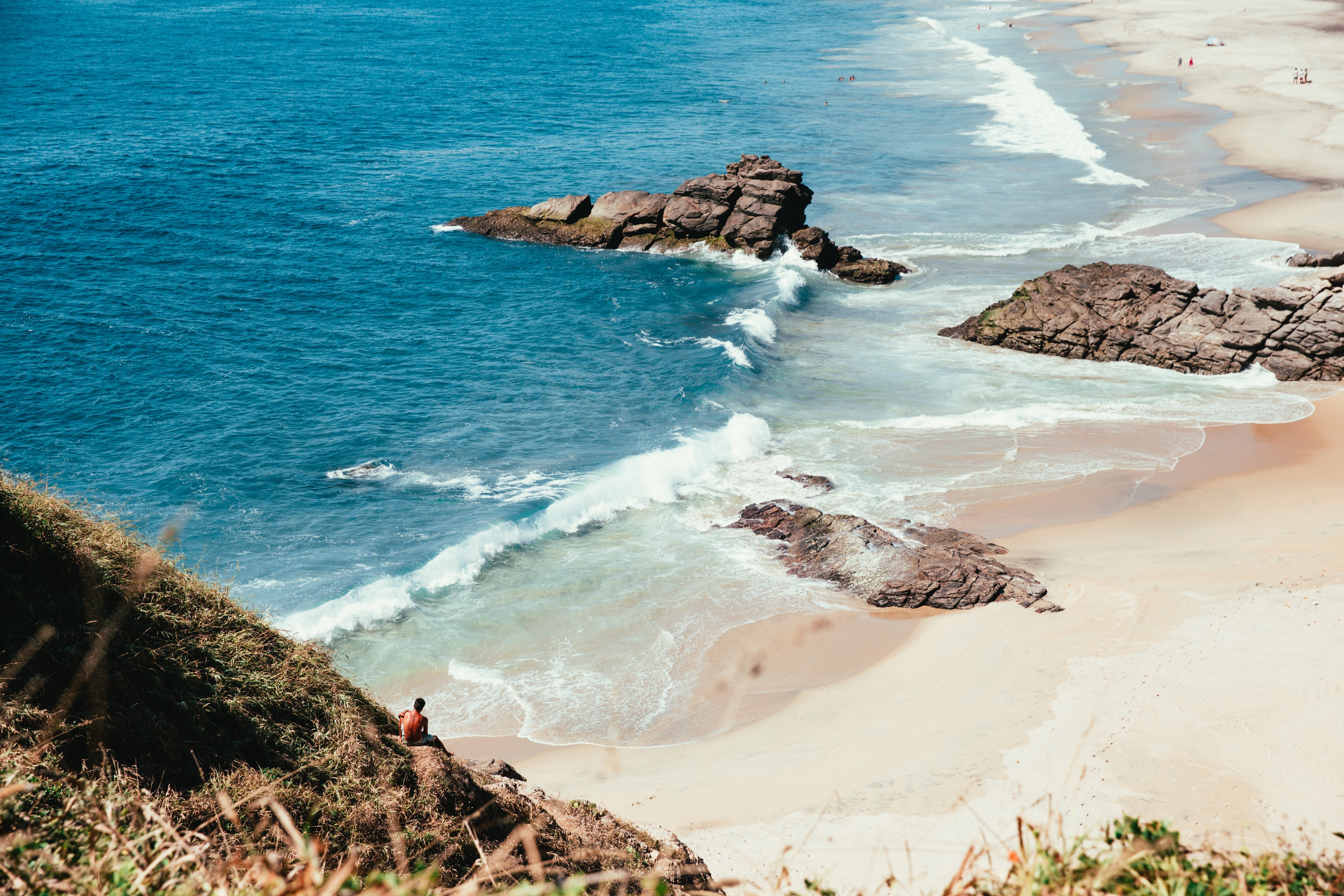 Vagues de l océan sur les rochers et le sable Photo