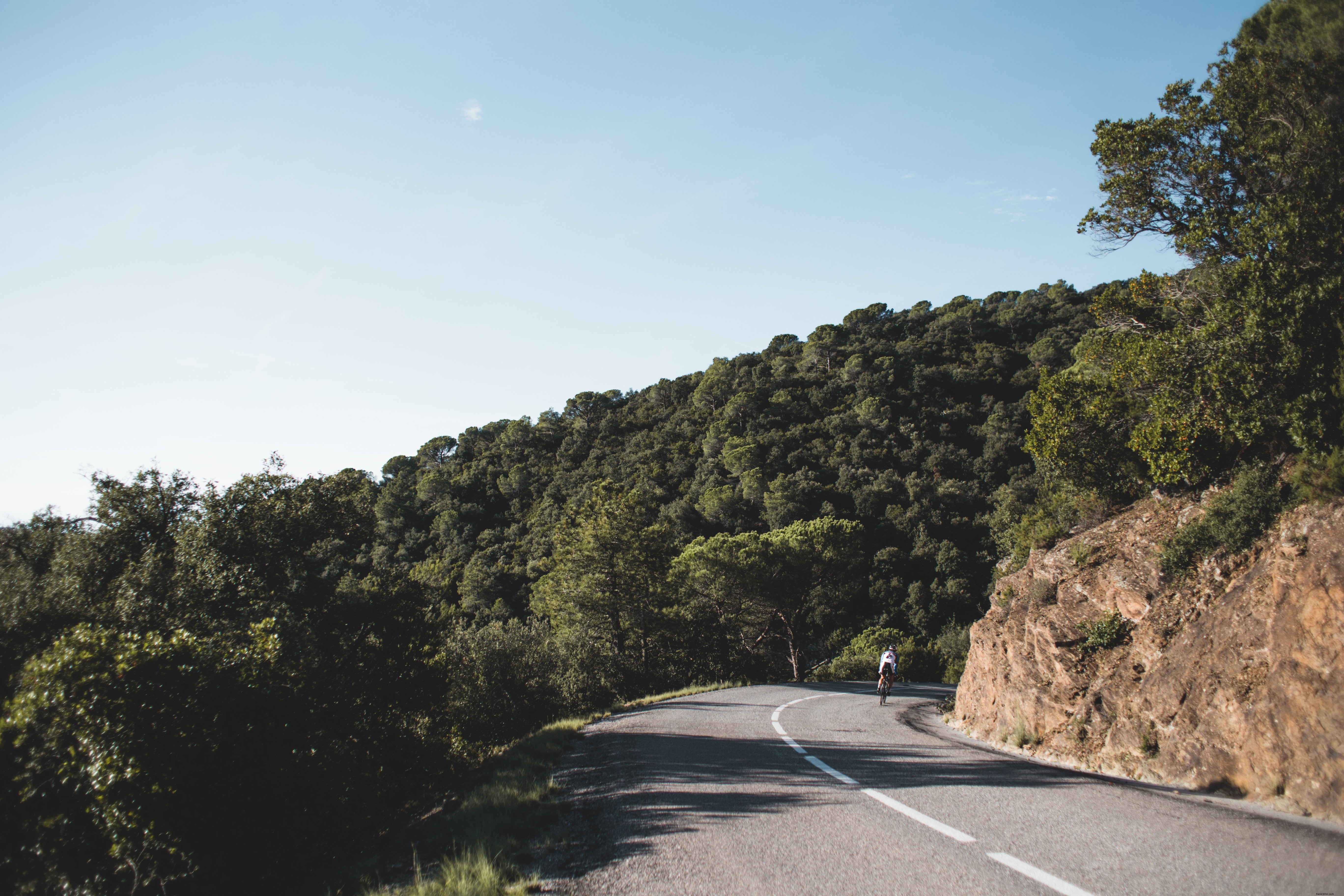 Foto de ciclista de carretera rural