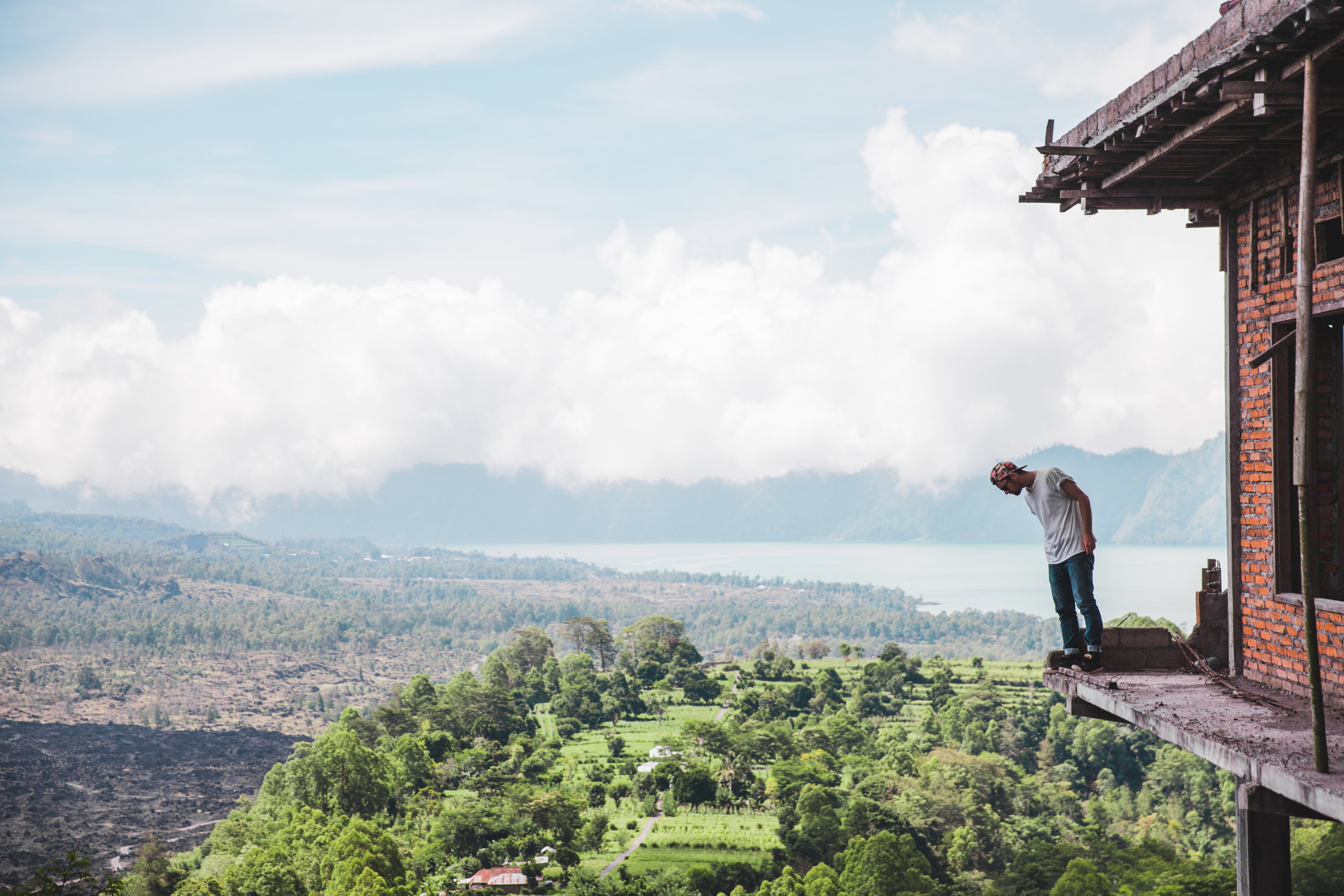 Foto Wisatawan Melihat Ke Bawah