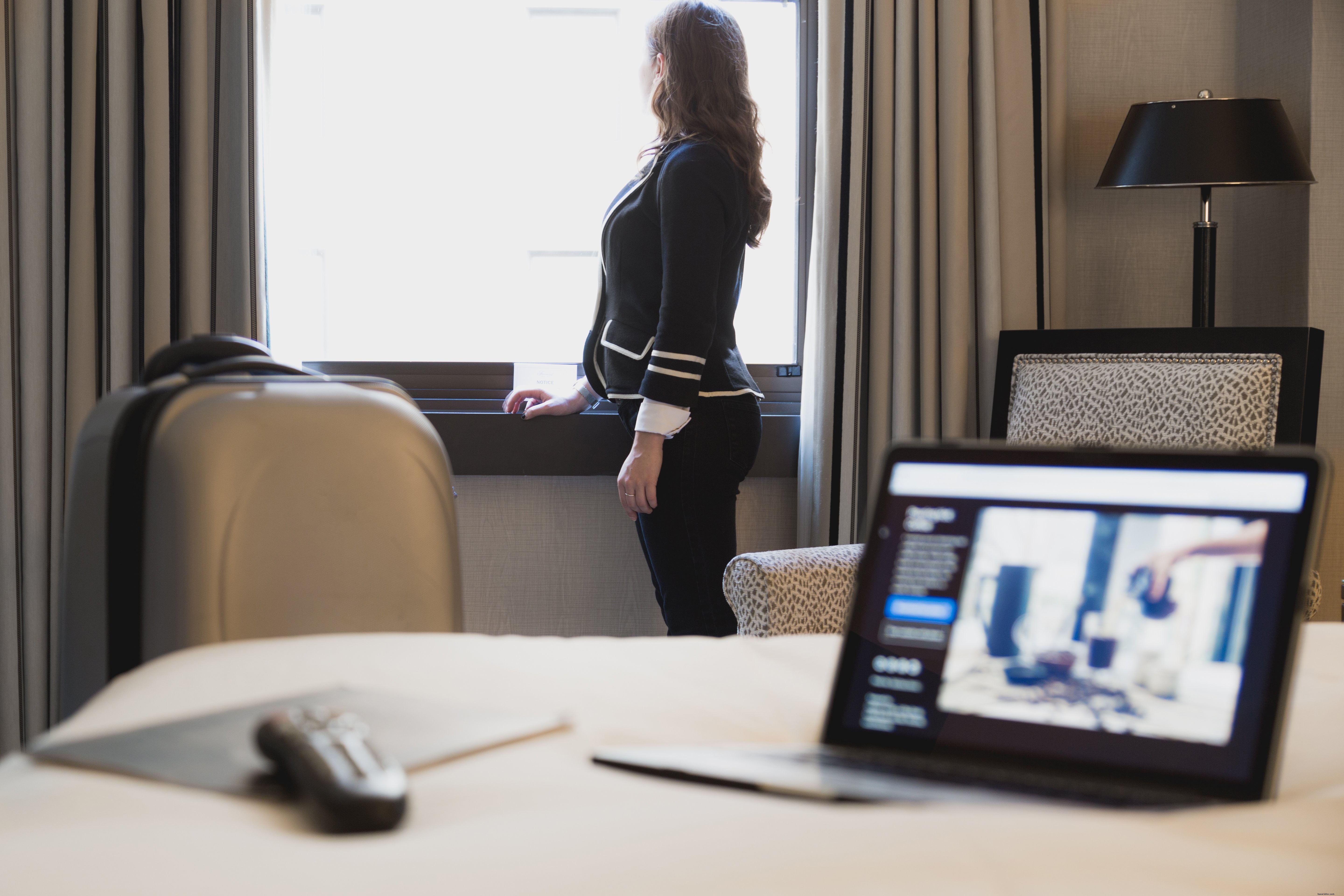 Femme d affaires de chambre d hôtel après l enregistrement Photo