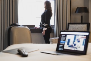 Mulher de negócios em quarto de hotel após o check-in foto