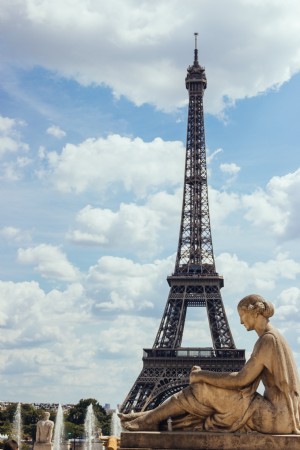 Patung Dengan Foto Menara Eiffel