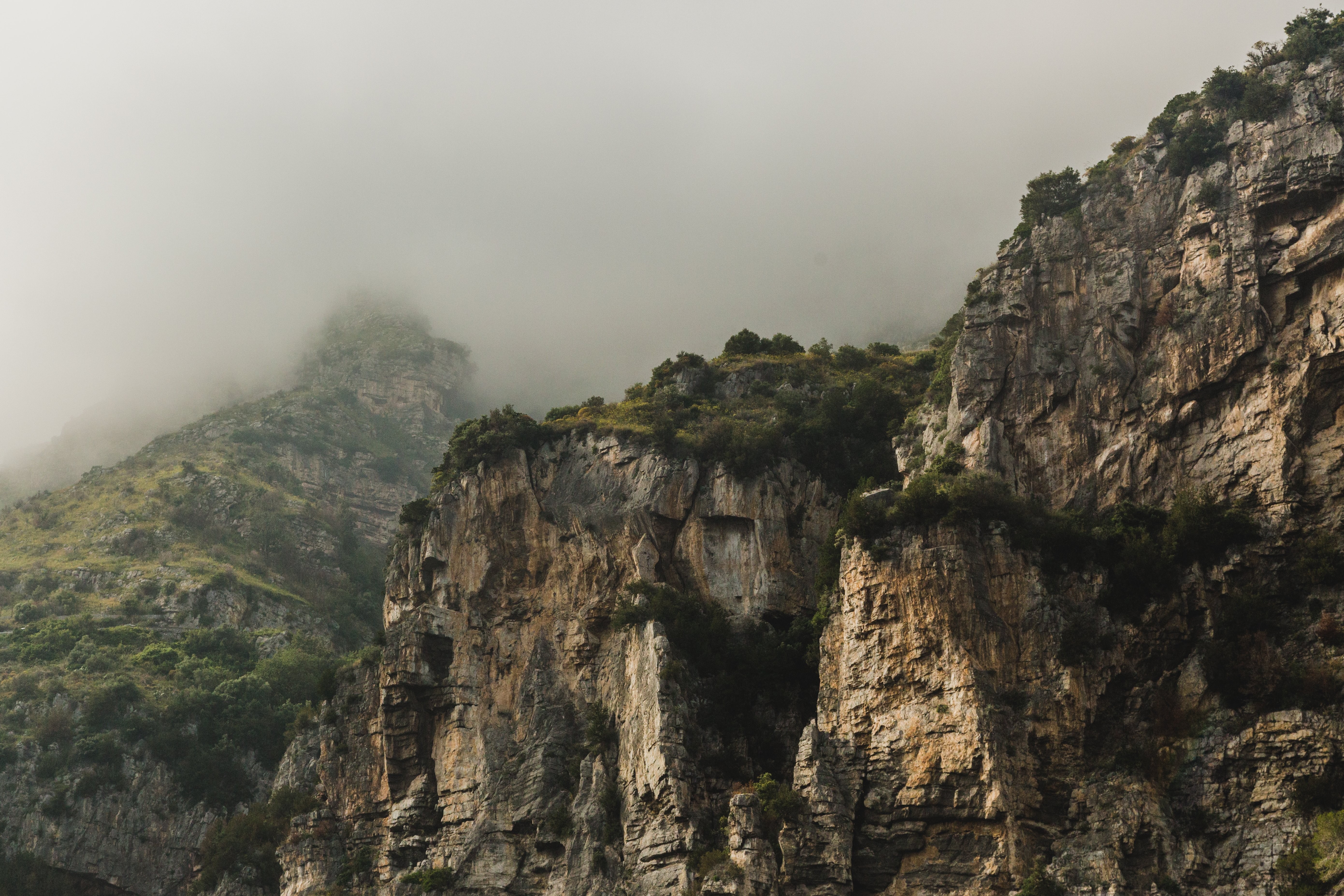 Falaises avec photo d arrière-plan brumeux