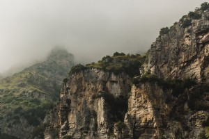 霧の背景写真と崖