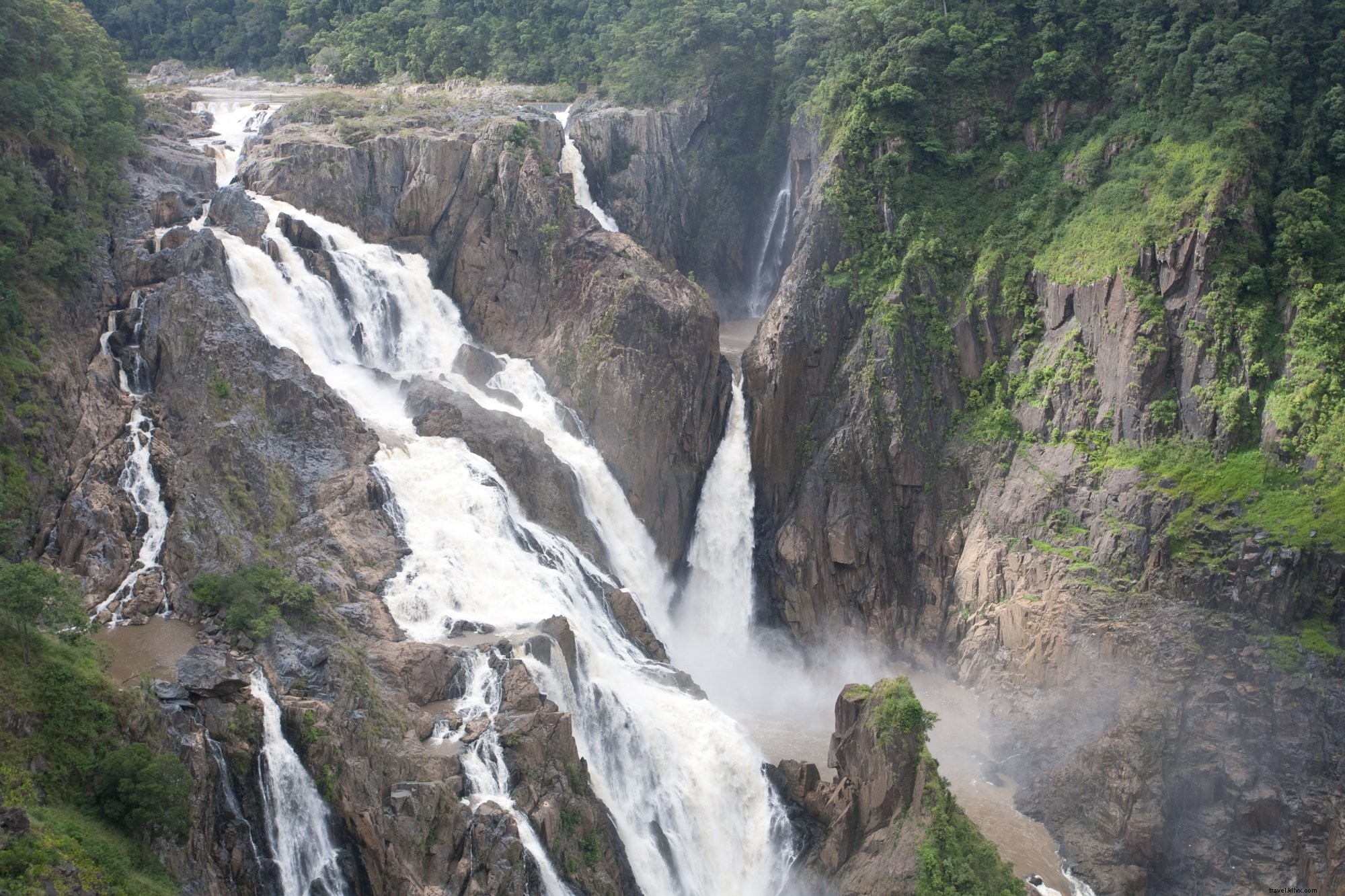 Air Terjun Melalui Foto Wajah Batu