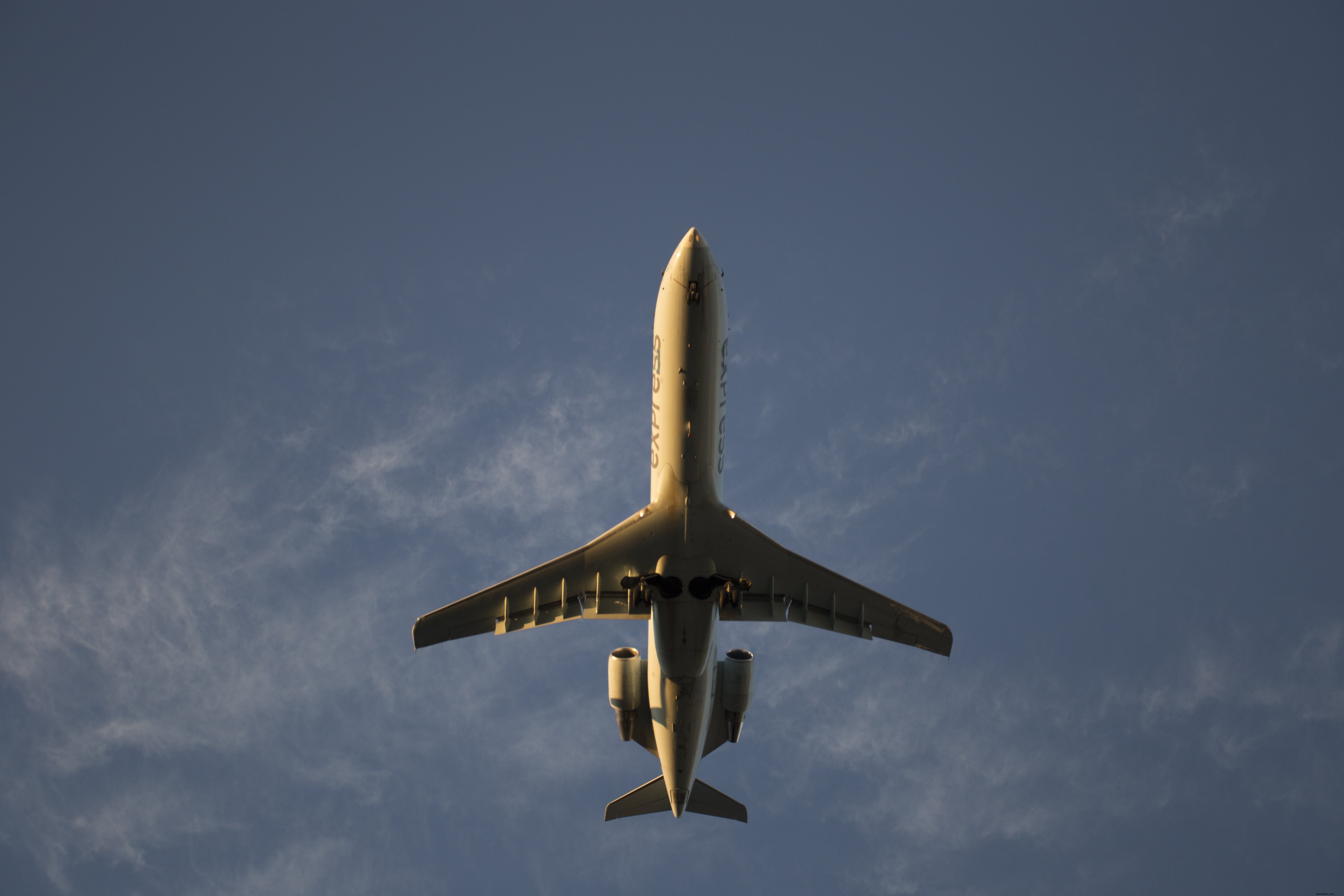 Vista de um avião voando baixo acima da foto