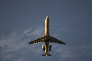 Vista di un aereo in volo basso sopra foto