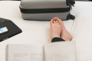 Membaca Di Foto Tempat Tidur Hotel