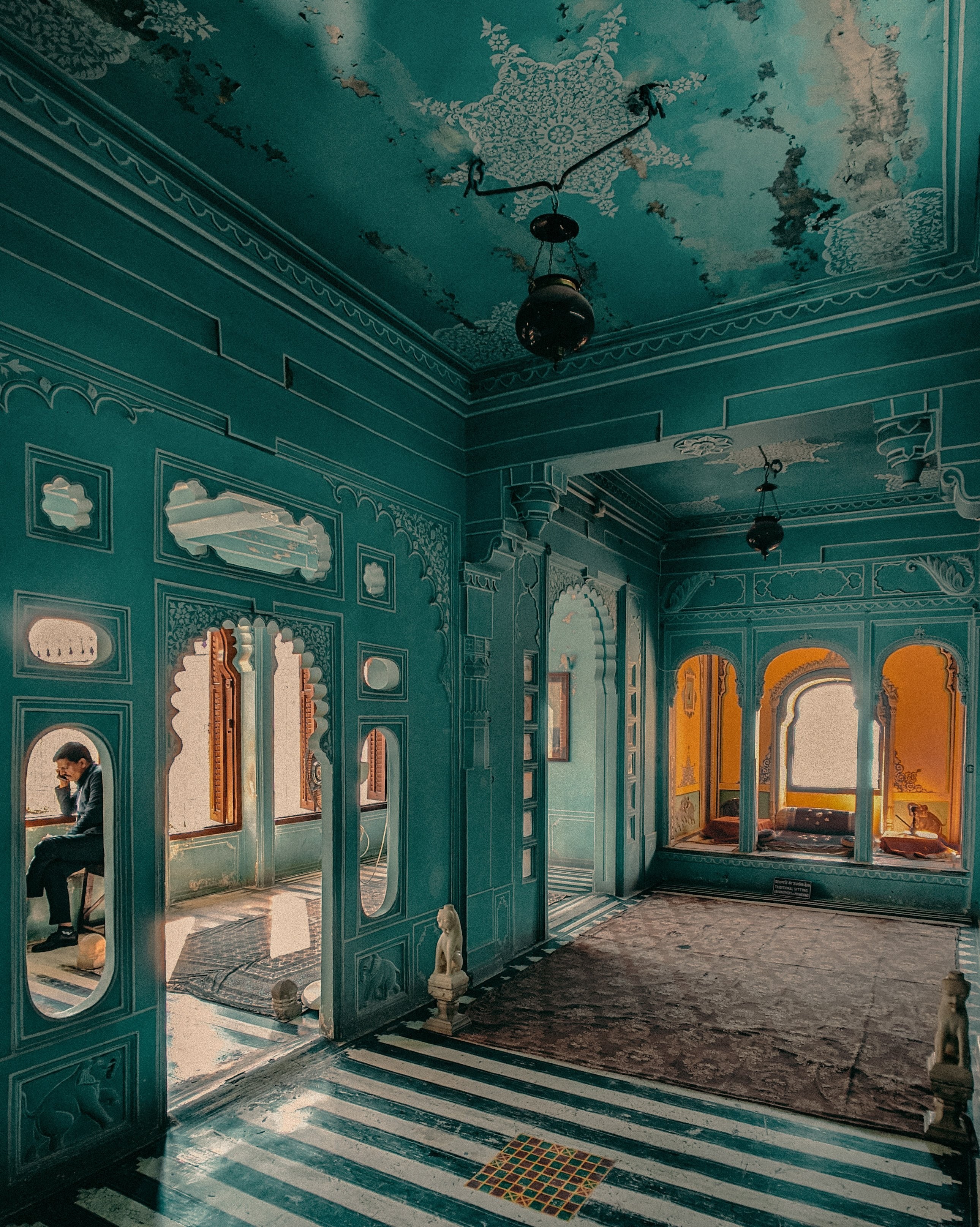 Foto do interior elaborado do edifício com paredes claras em azul-petróleo