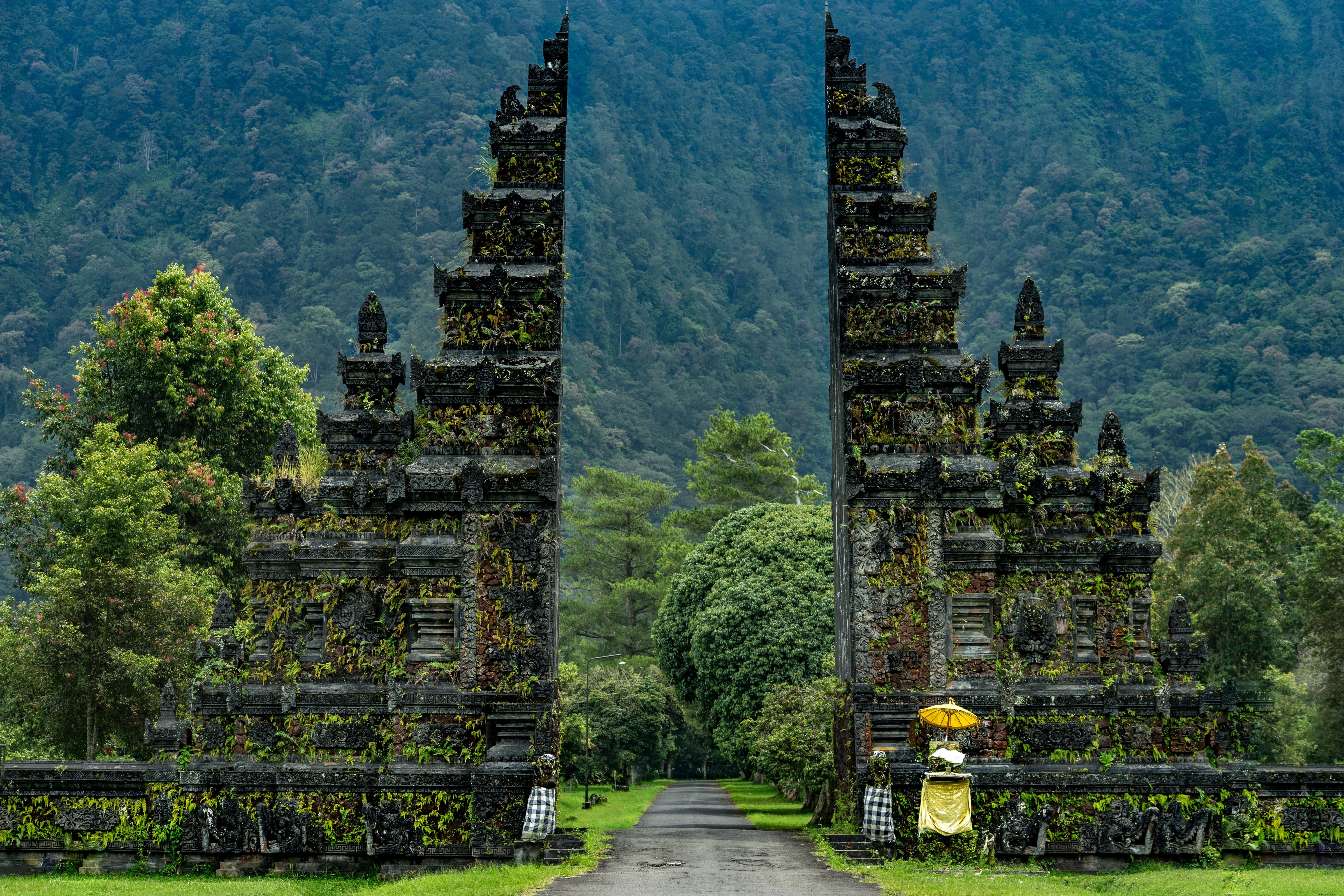 Photo de la porte du temple par la montagne