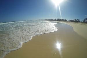 Foto marea luminosa sulla spiaggia