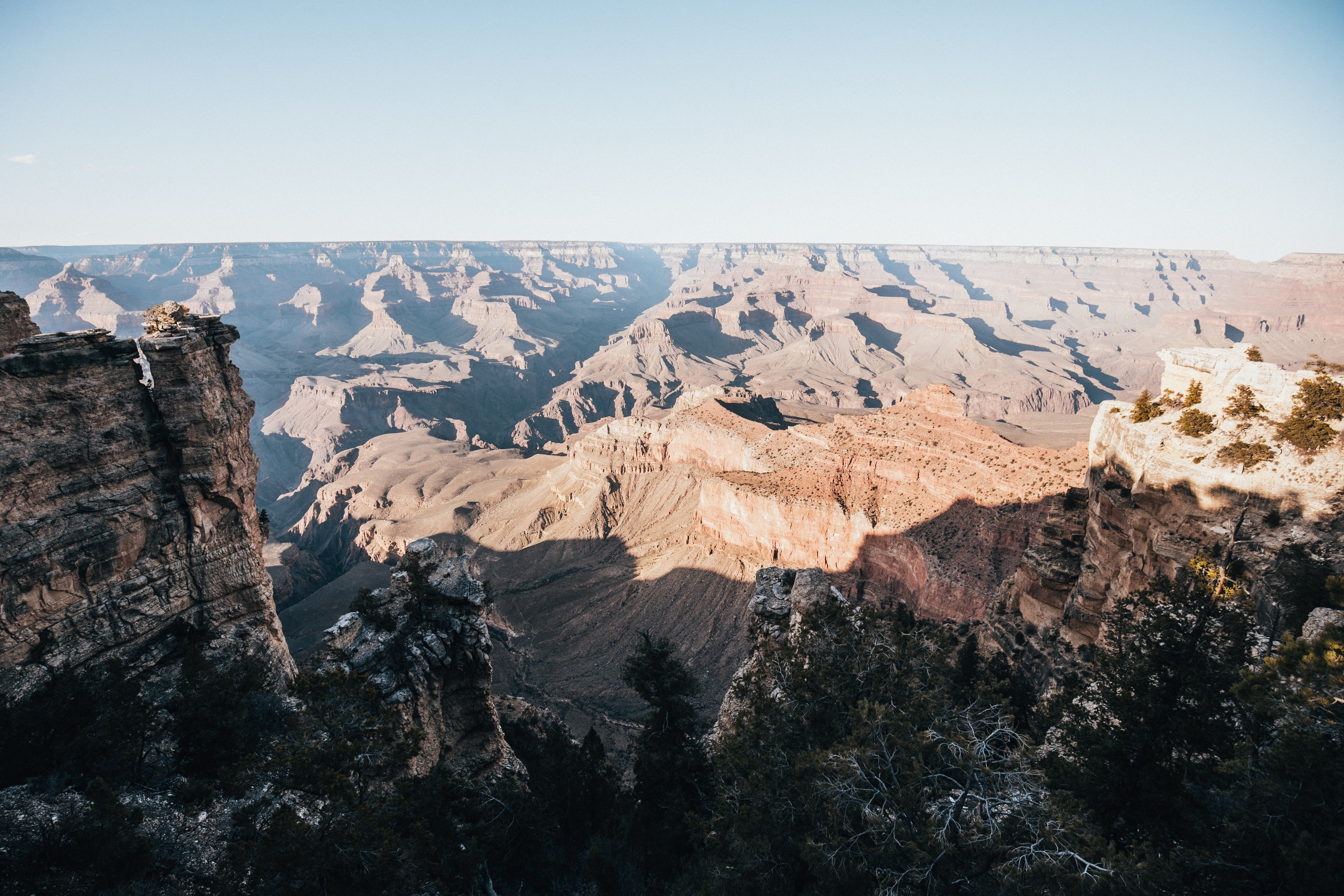 Soleil et ombres sur la photo du canyon tentaculaire