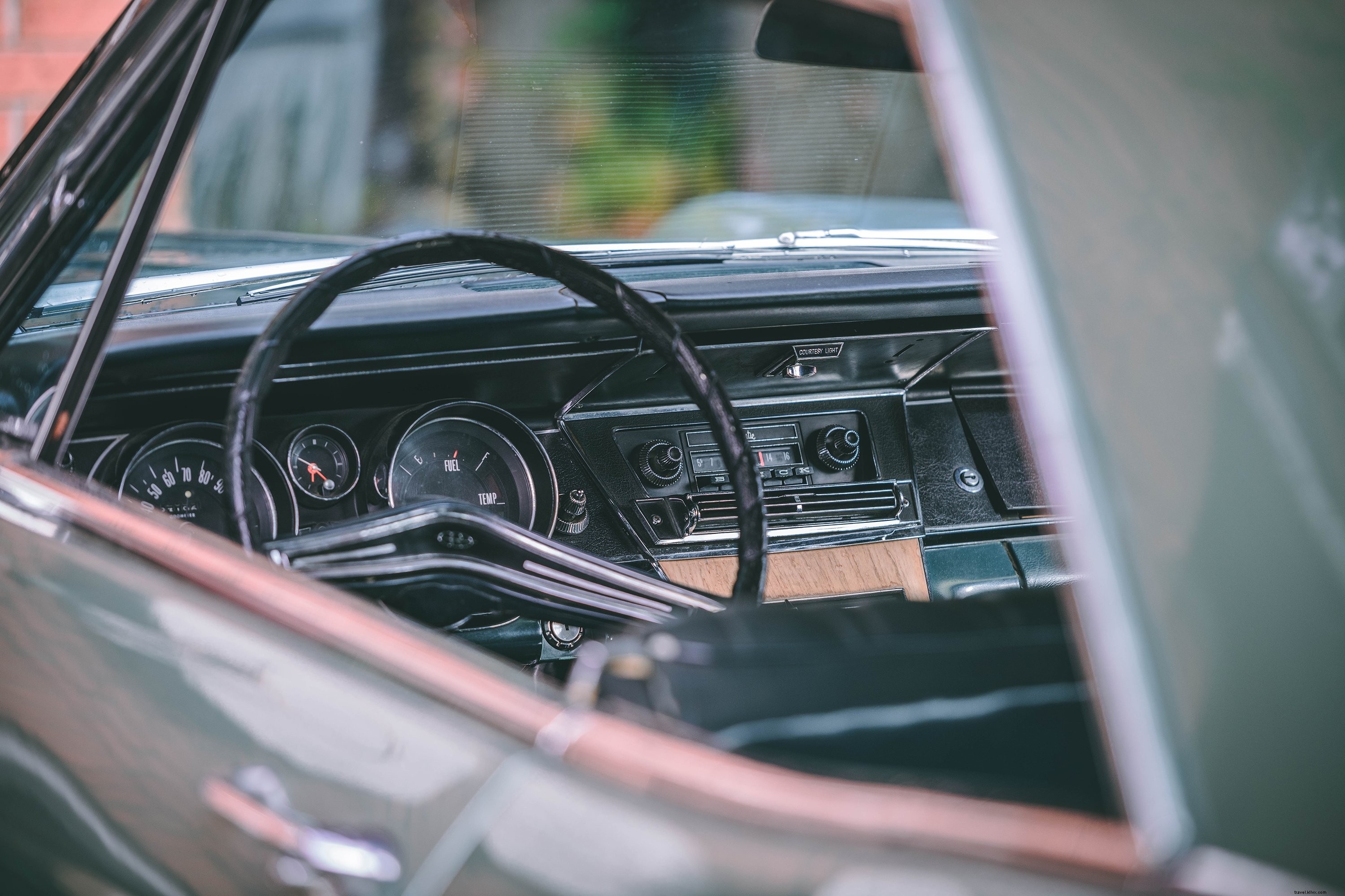 Foto de salpicadero de coche clásico de época