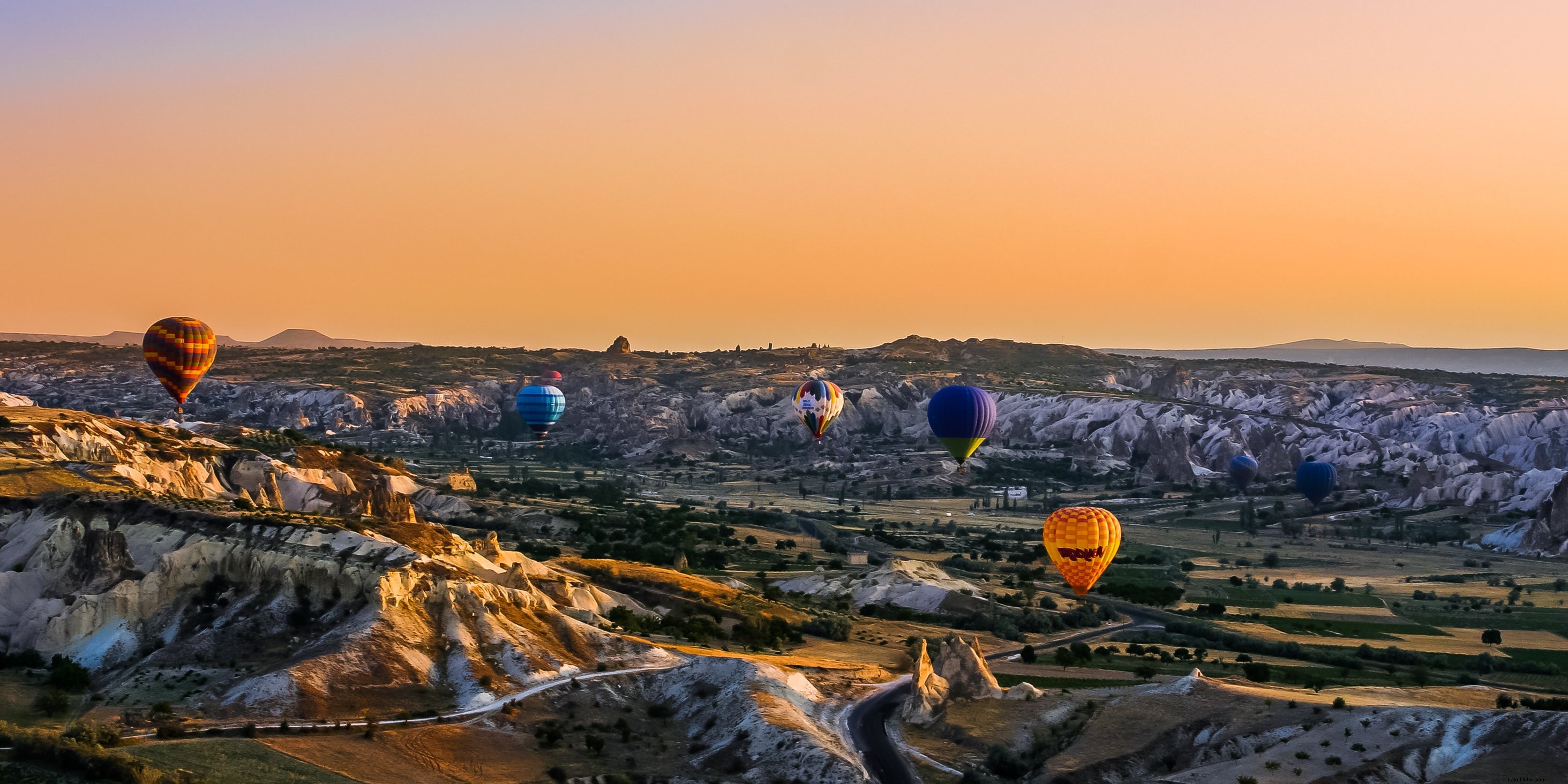 Foto de globos aerostáticos al atardecer