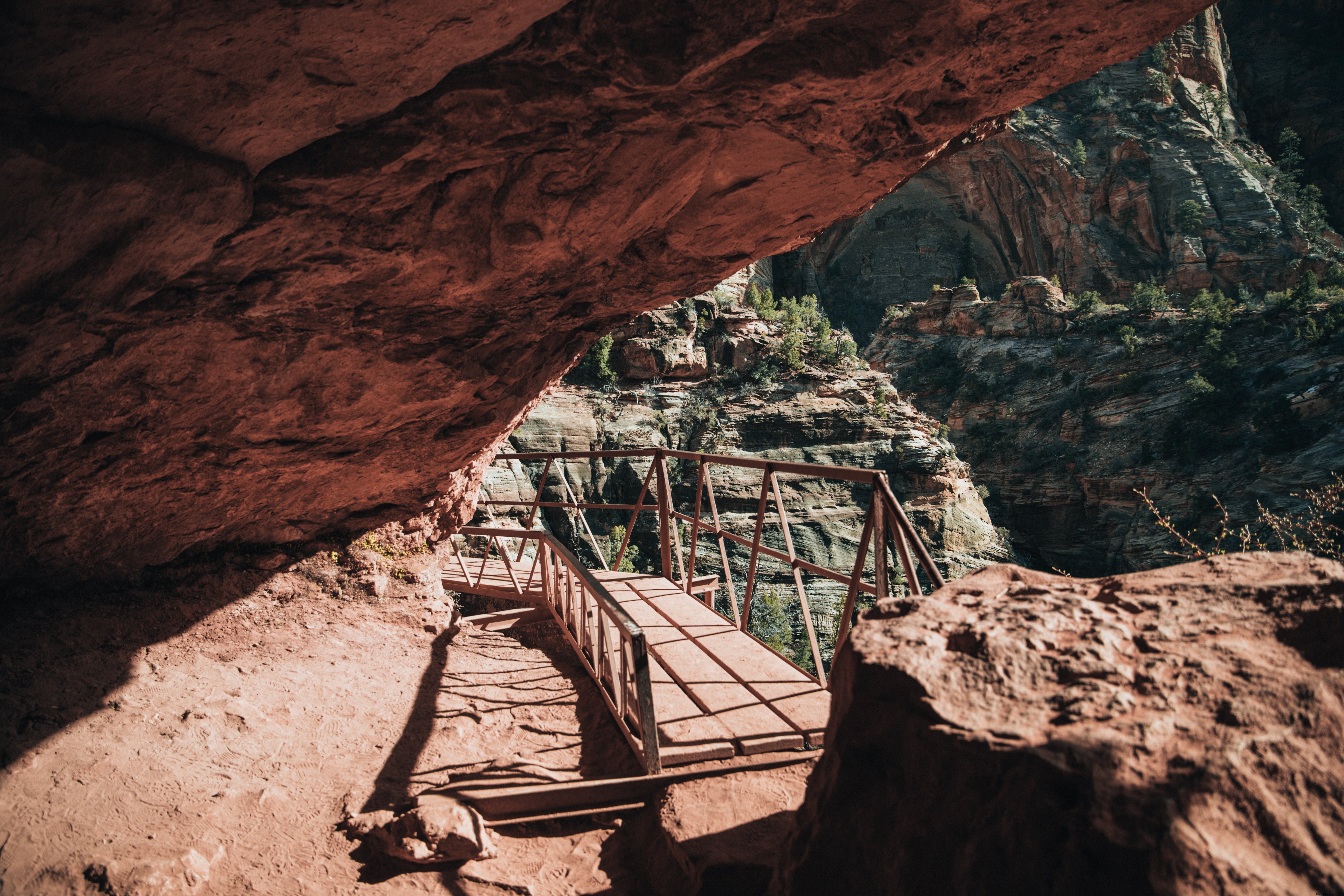 キャニオン洞窟を通る橋を歩く写真