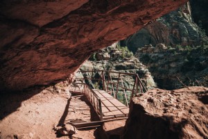 Pont piétonnier à travers les grottes du canyon Photo