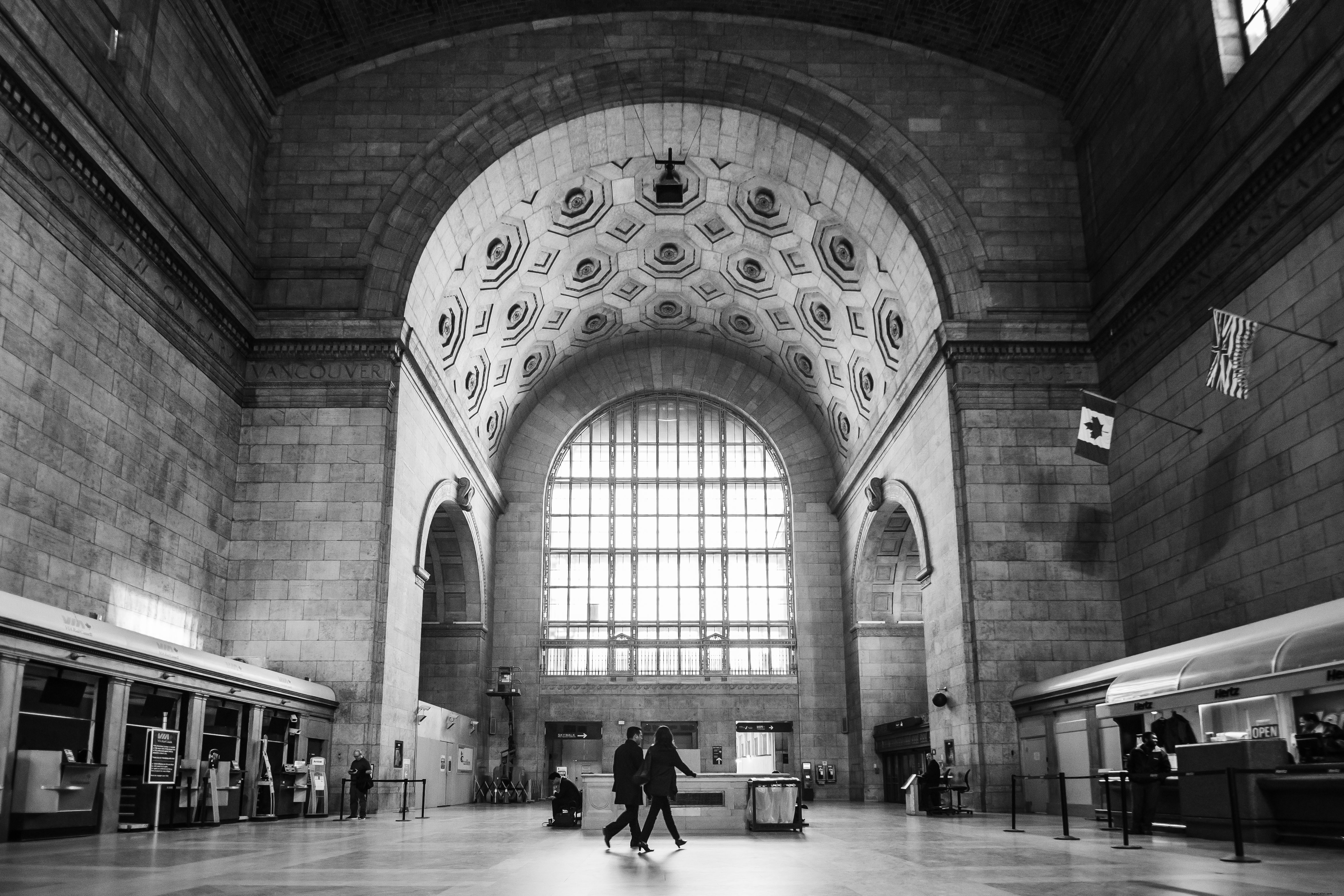 Estación de tren en fotografía en blanco y negro