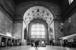 Estación de tren en fotografía en blanco y negro