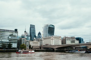 Foto do rio Tâmisa passa em Londres