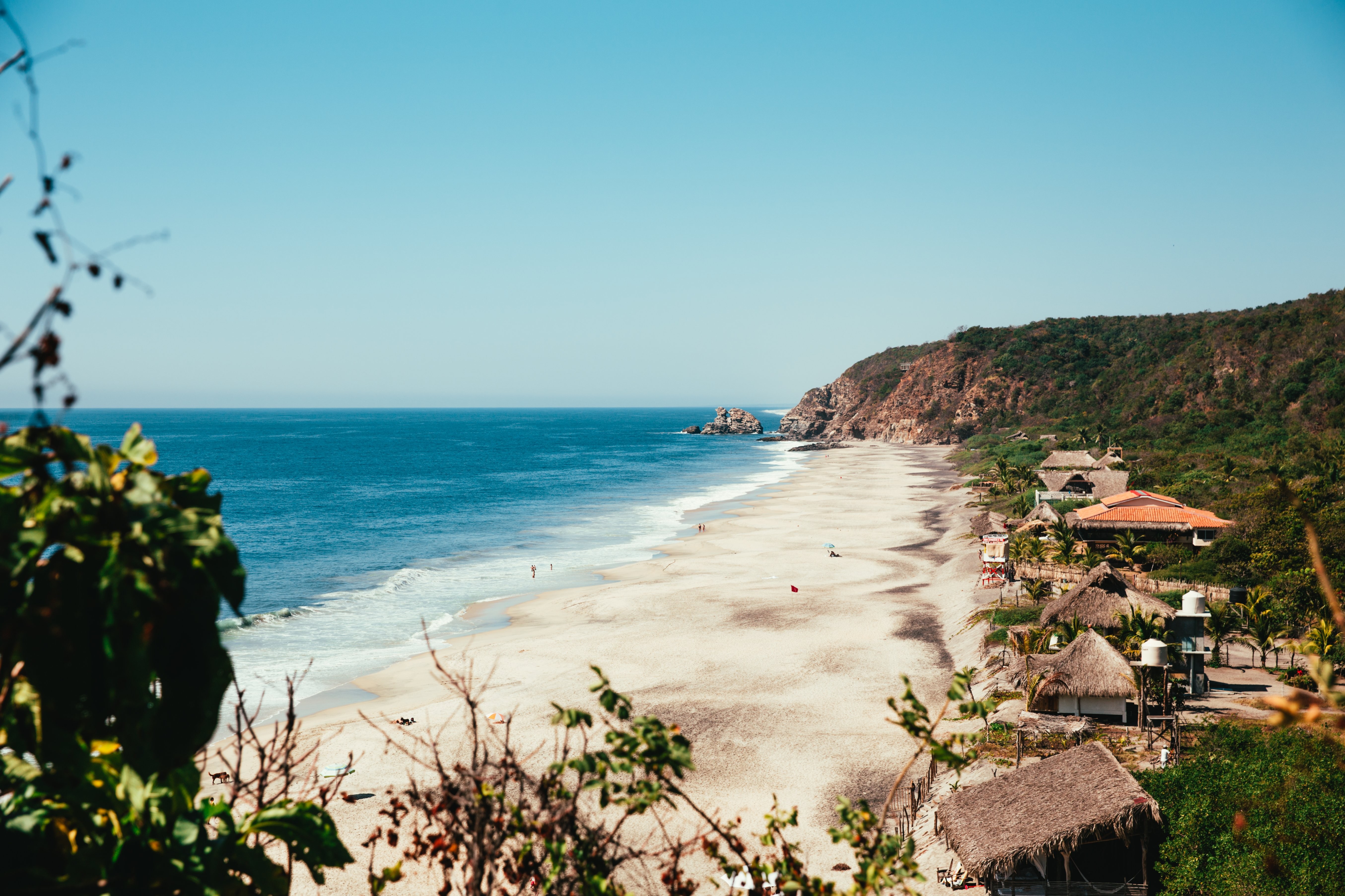 Foto de techos cubiertos de hierba junto a la playa