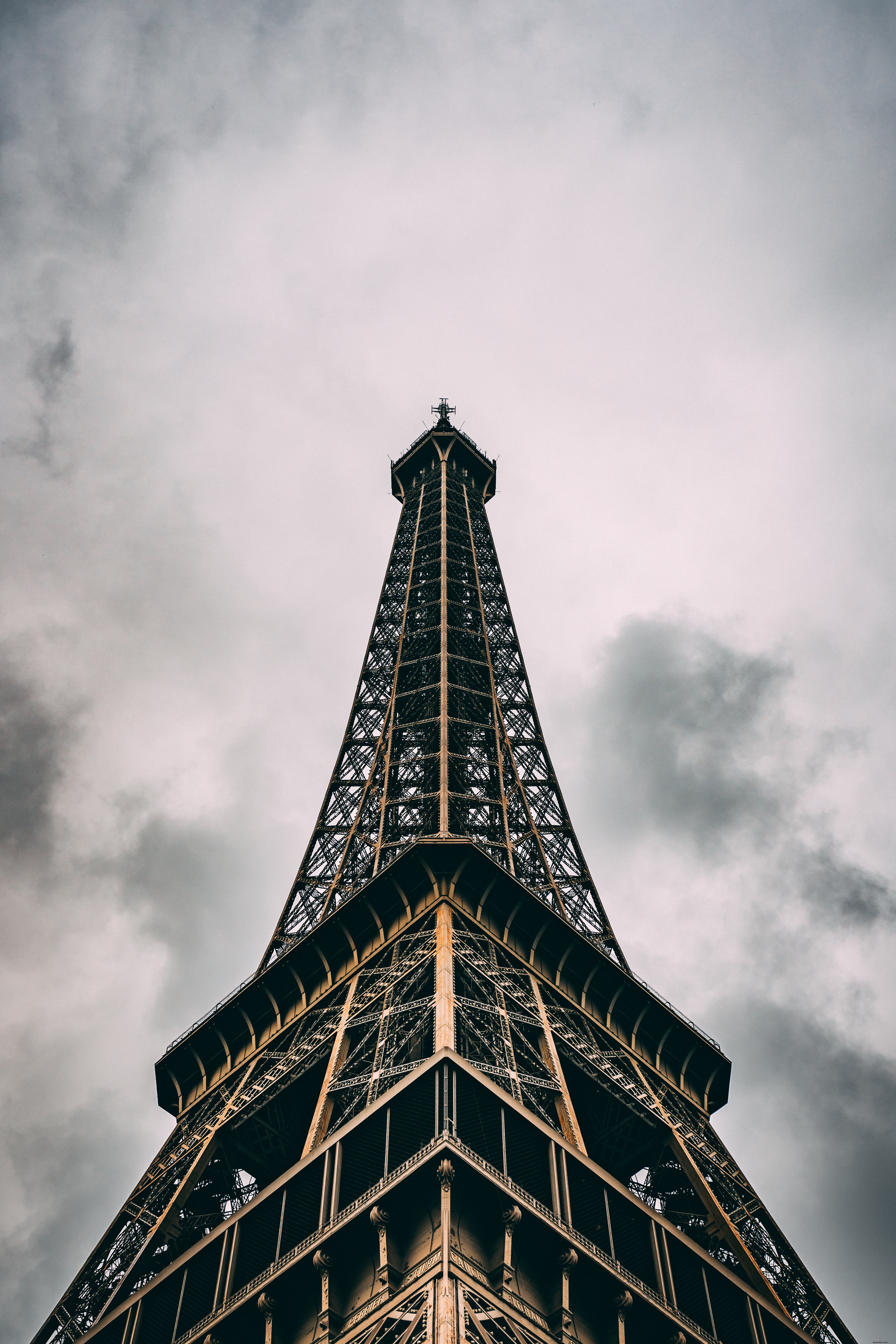 パリフランスエッフェル塔雲の下の写真