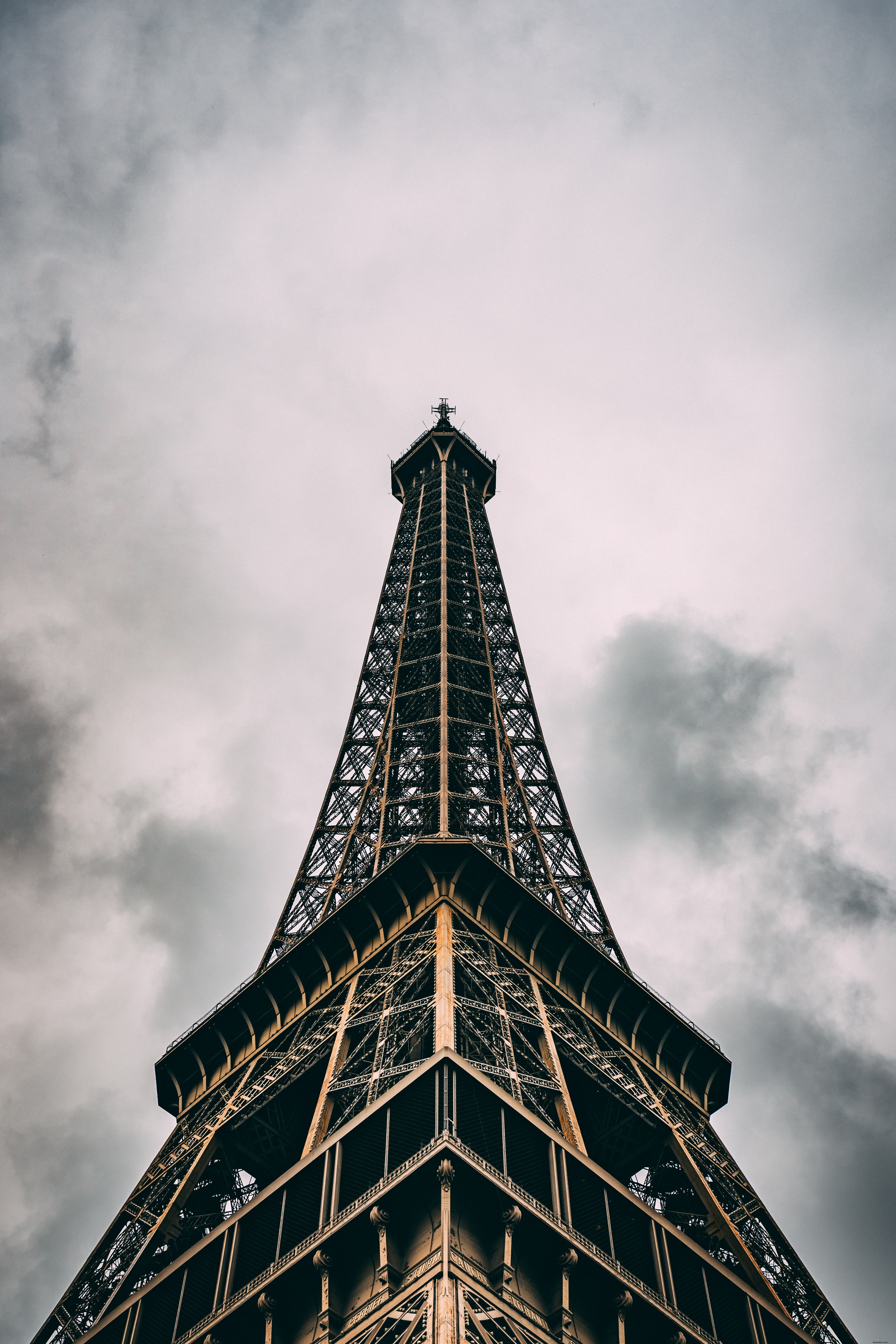 Paris France Tour Eiffel sous les nuages ​​Photo