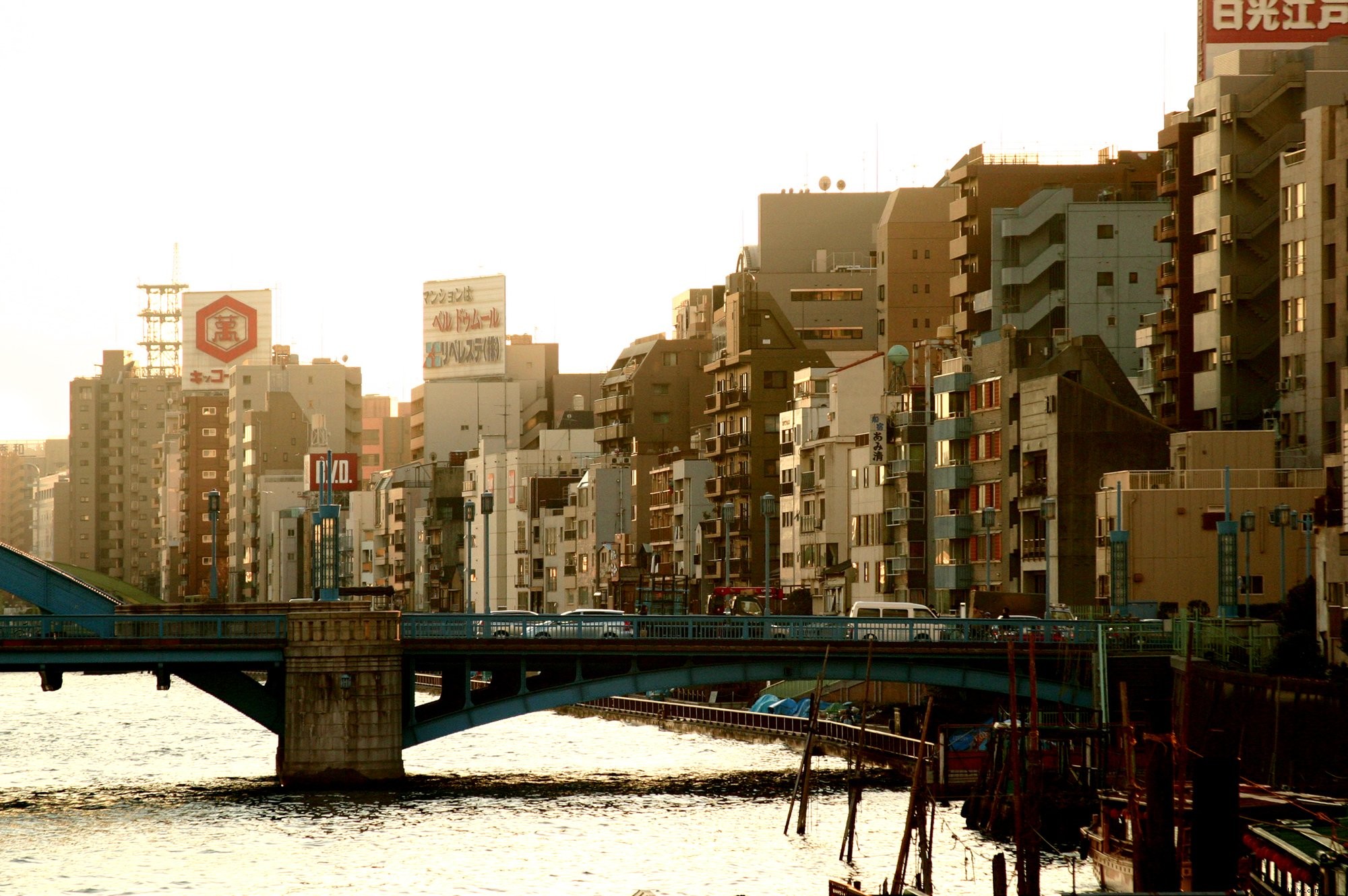 Puente urbano a través de la foto de la ciudad japonesa