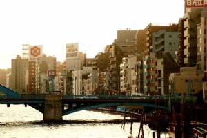 Pont urbain à travers la ville japonaise Photo