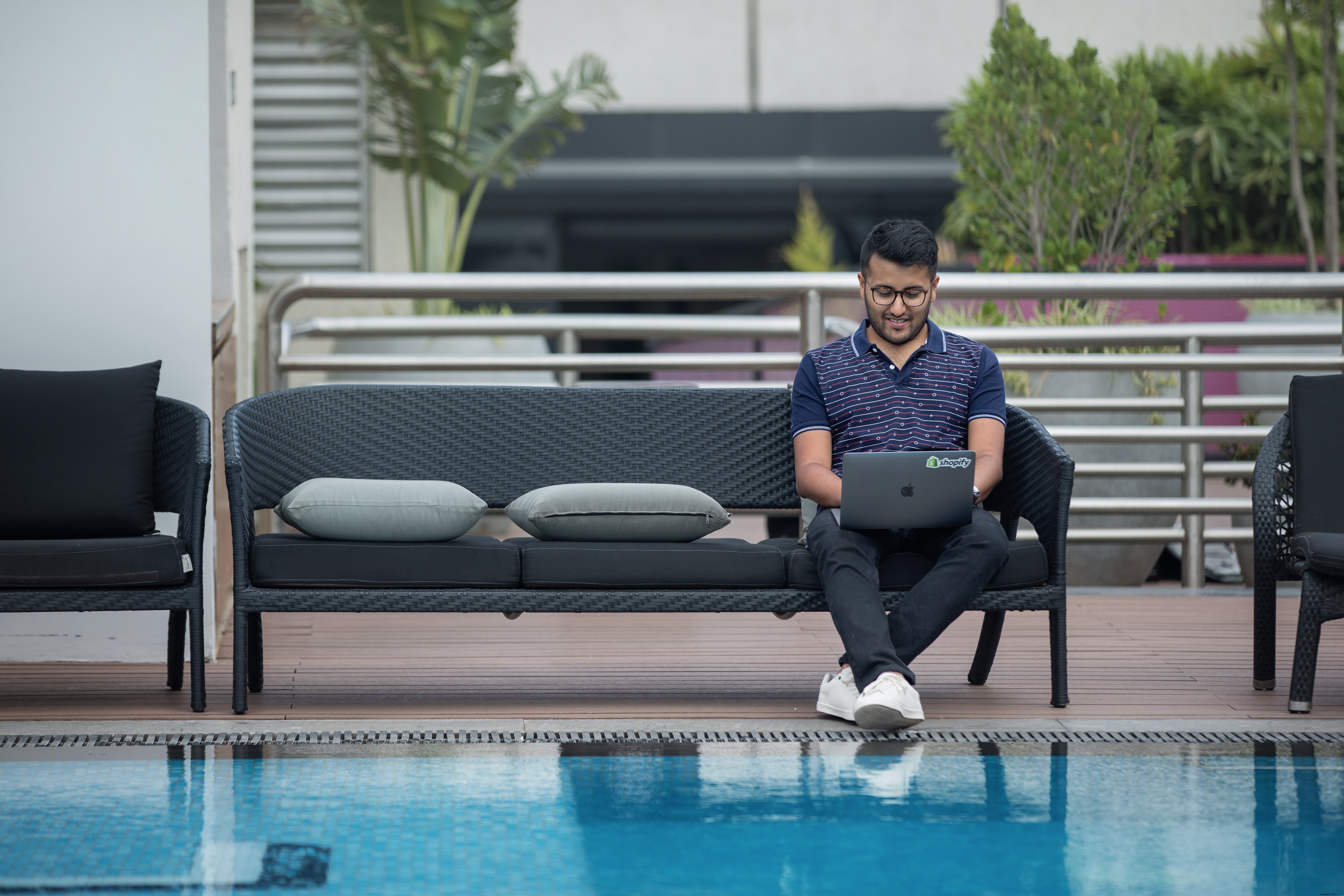 Trabajando de forma remota junto a la piscina Foto