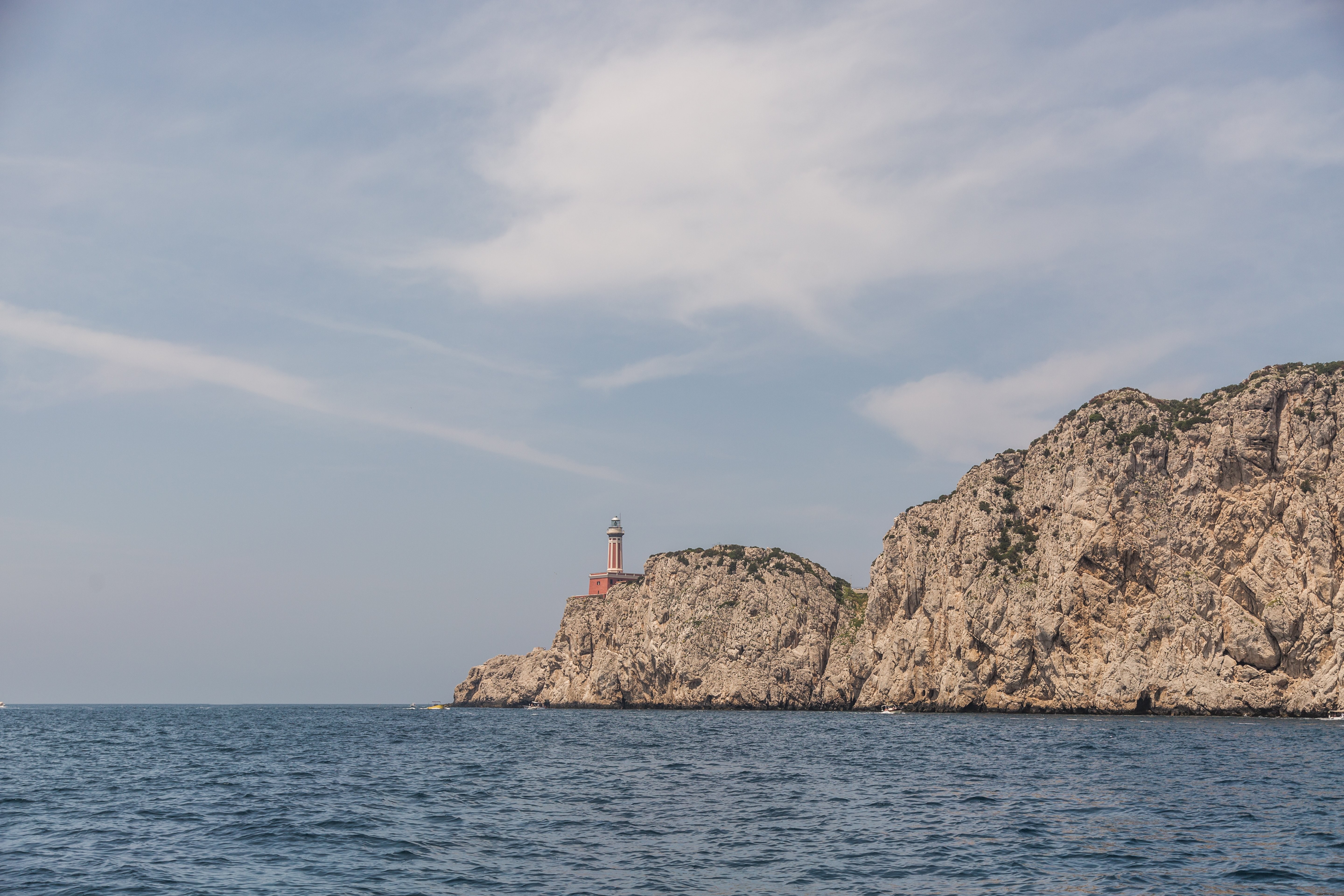 Casa de luz en un acantilado rocoso en Italia Foto