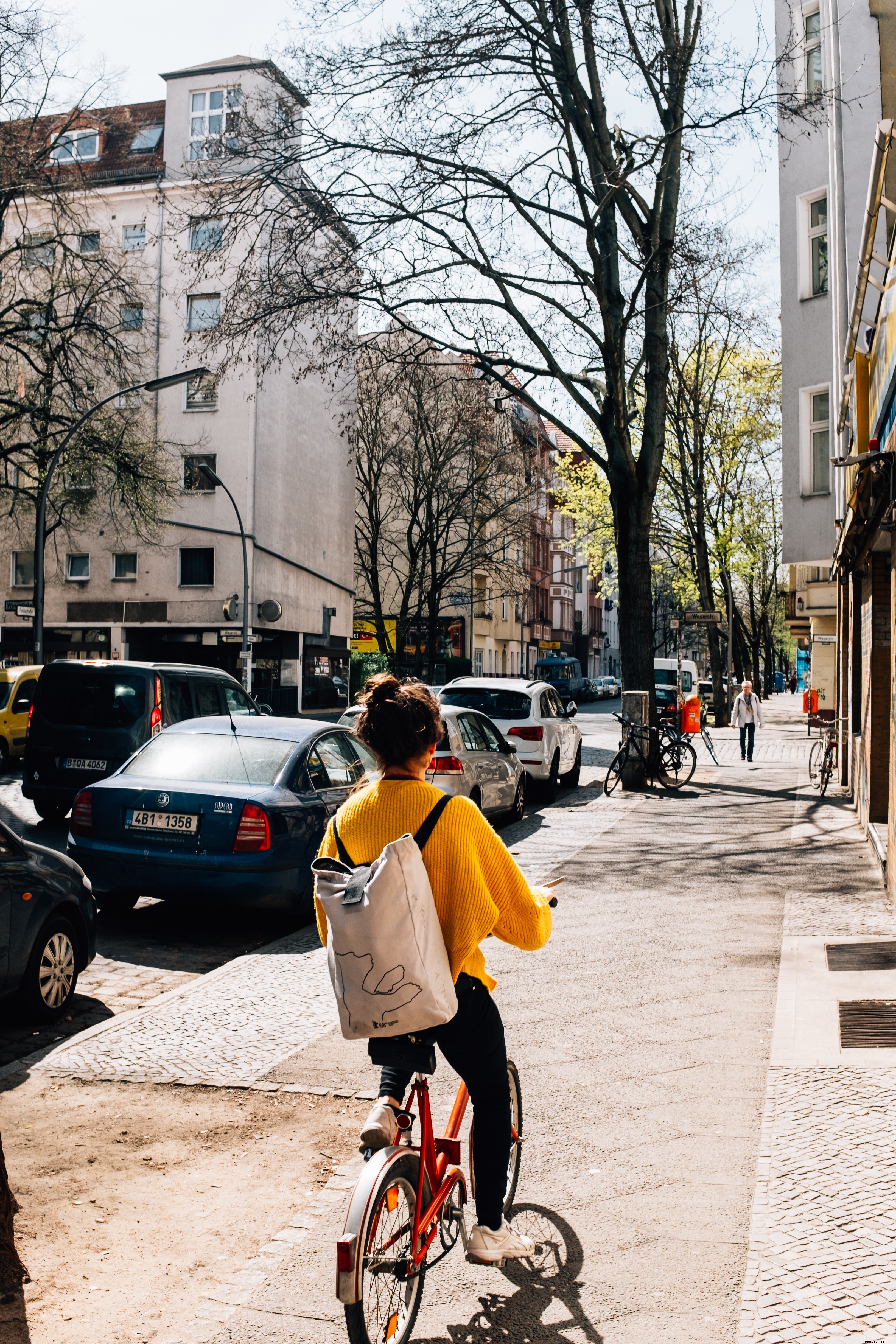 Lá ela vai de novo andando pela rua Foto