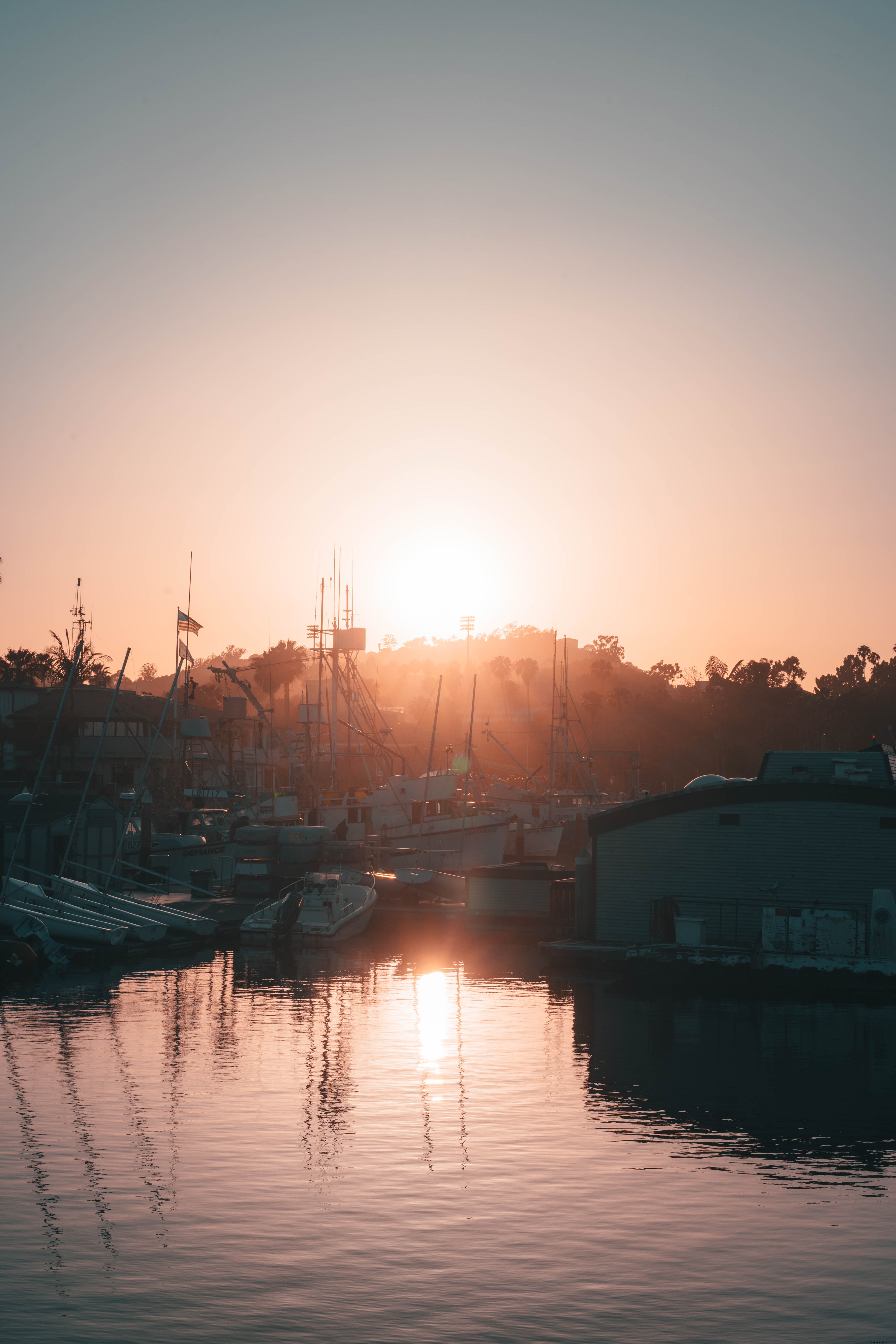 Foto de amanecer sobre el puerto deportivo