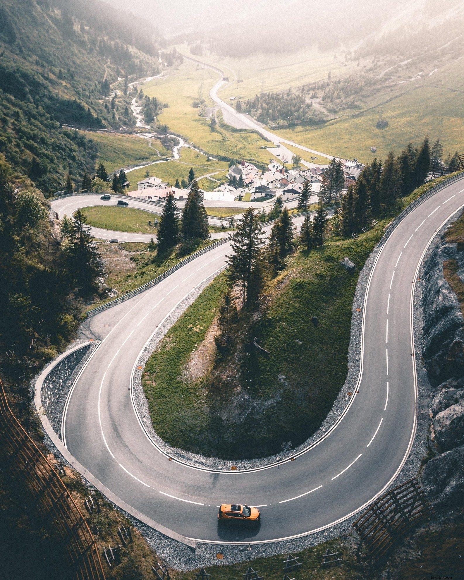 Autostrada che si snoda fuori dalla valle di montagna Foto
