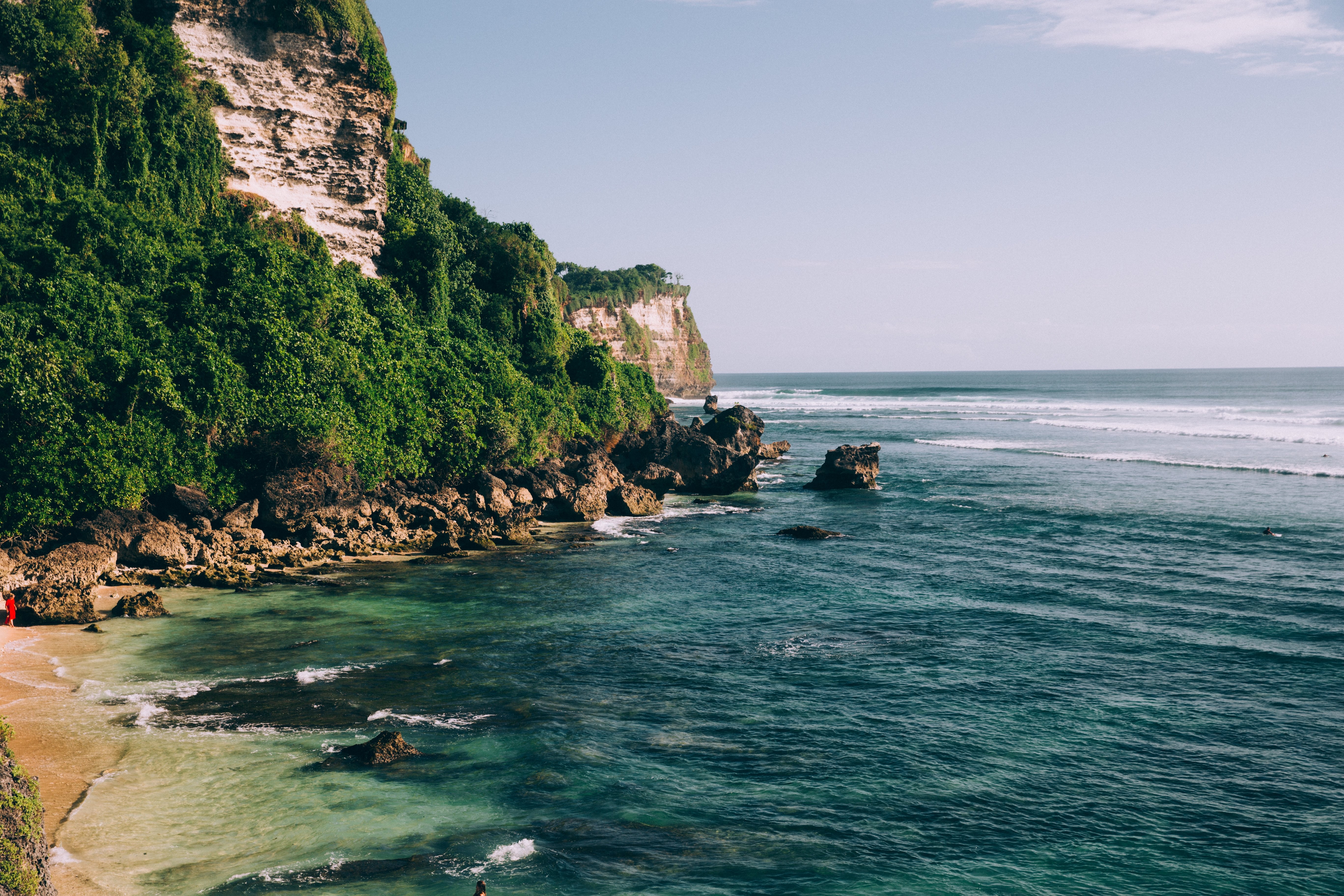 Air Laut Biru Pirus Sepanjang Jungle Covered Cliffside Foto