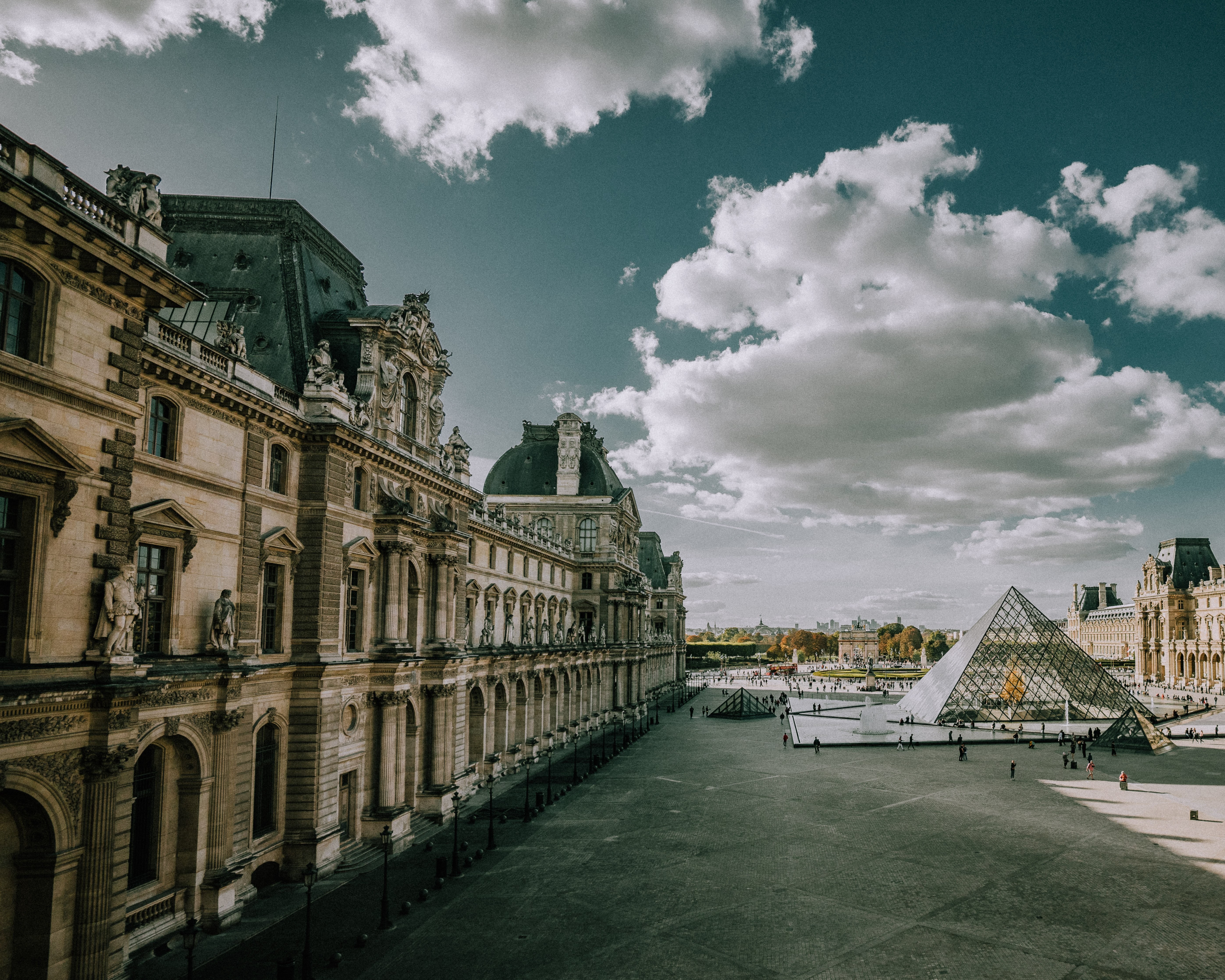 Foto del Louvre e della piramide