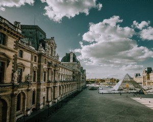 Foto do Louvre e da Pirâmide