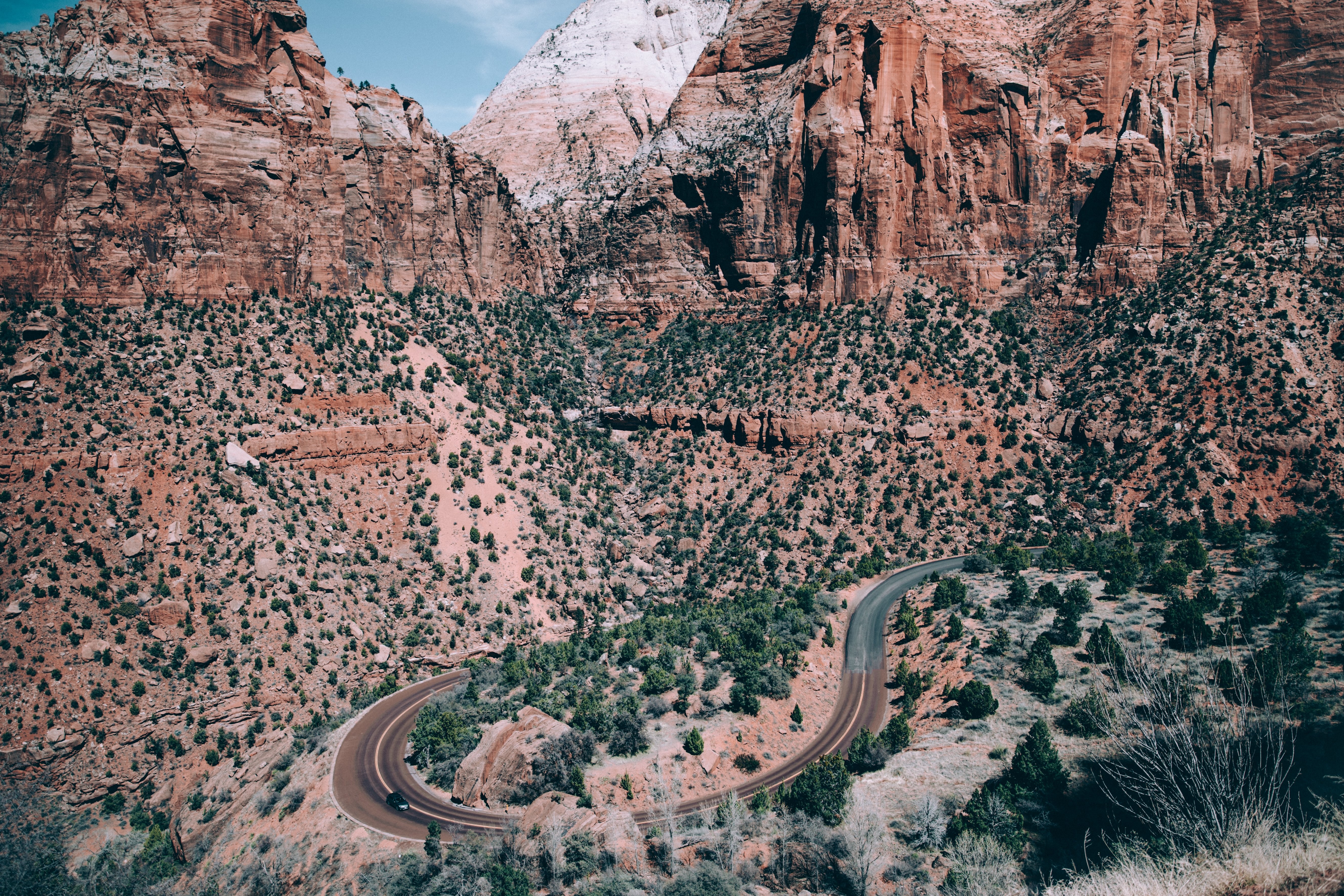 Foto de la ruta 66 serpenteando por el cañón